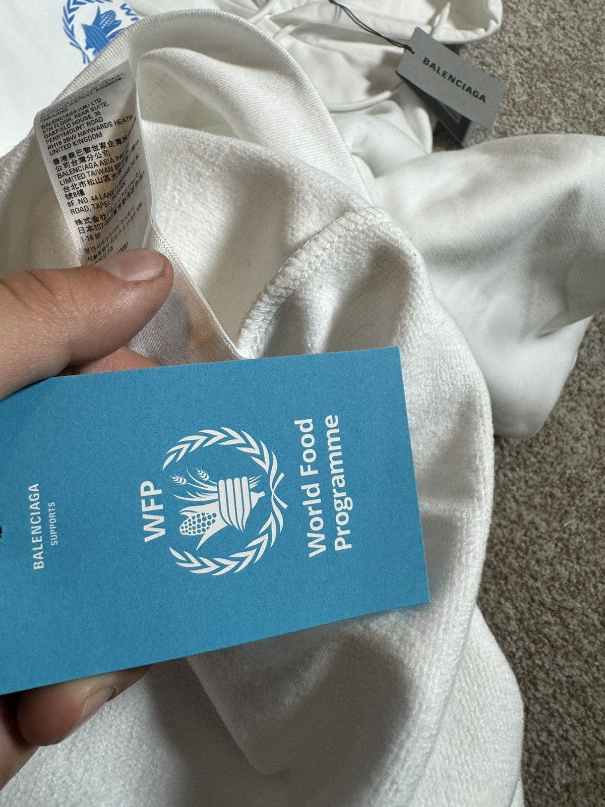 Balenciaga balenciaga world food programme white hoodie Size US L / EU 52-54 / 3 - 8 Thumbnail