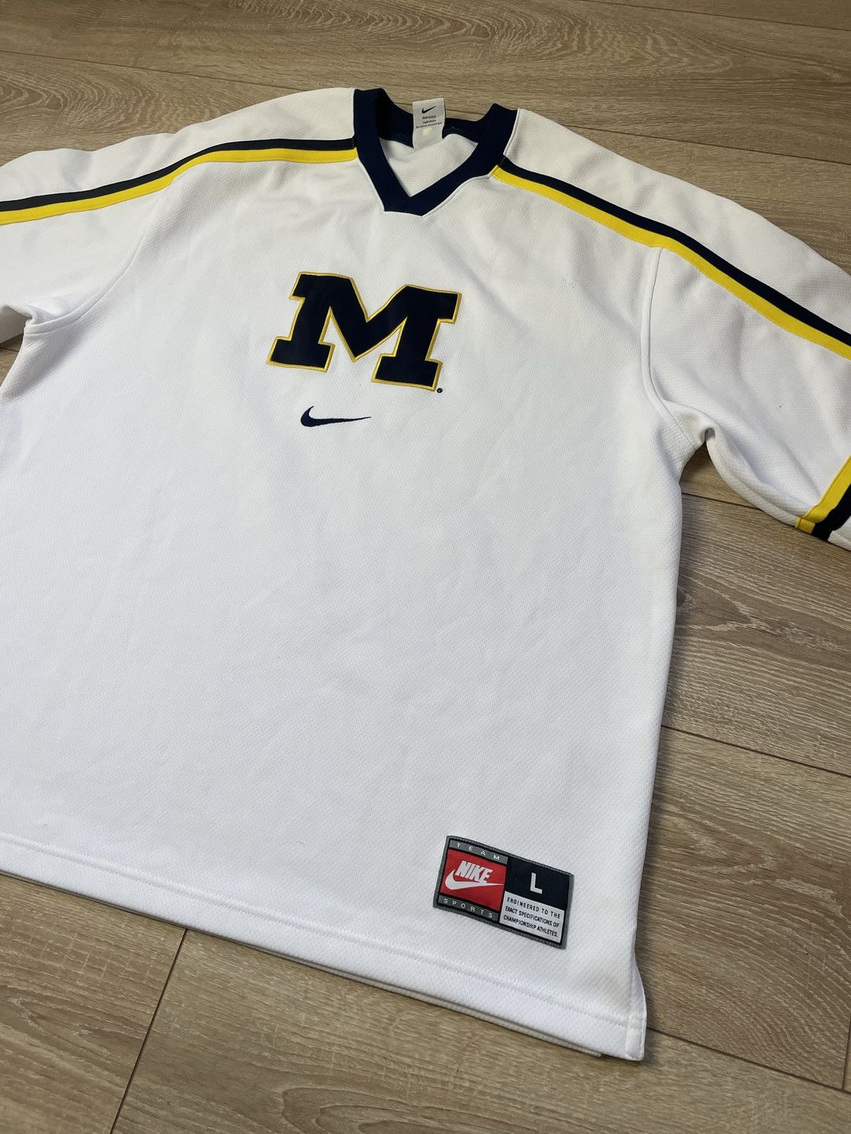 Nike Vintage Nike Team Apparel Shirt University of Michigan l Men Size US L / EU 52-54 / 3 - 2 Thumbnail