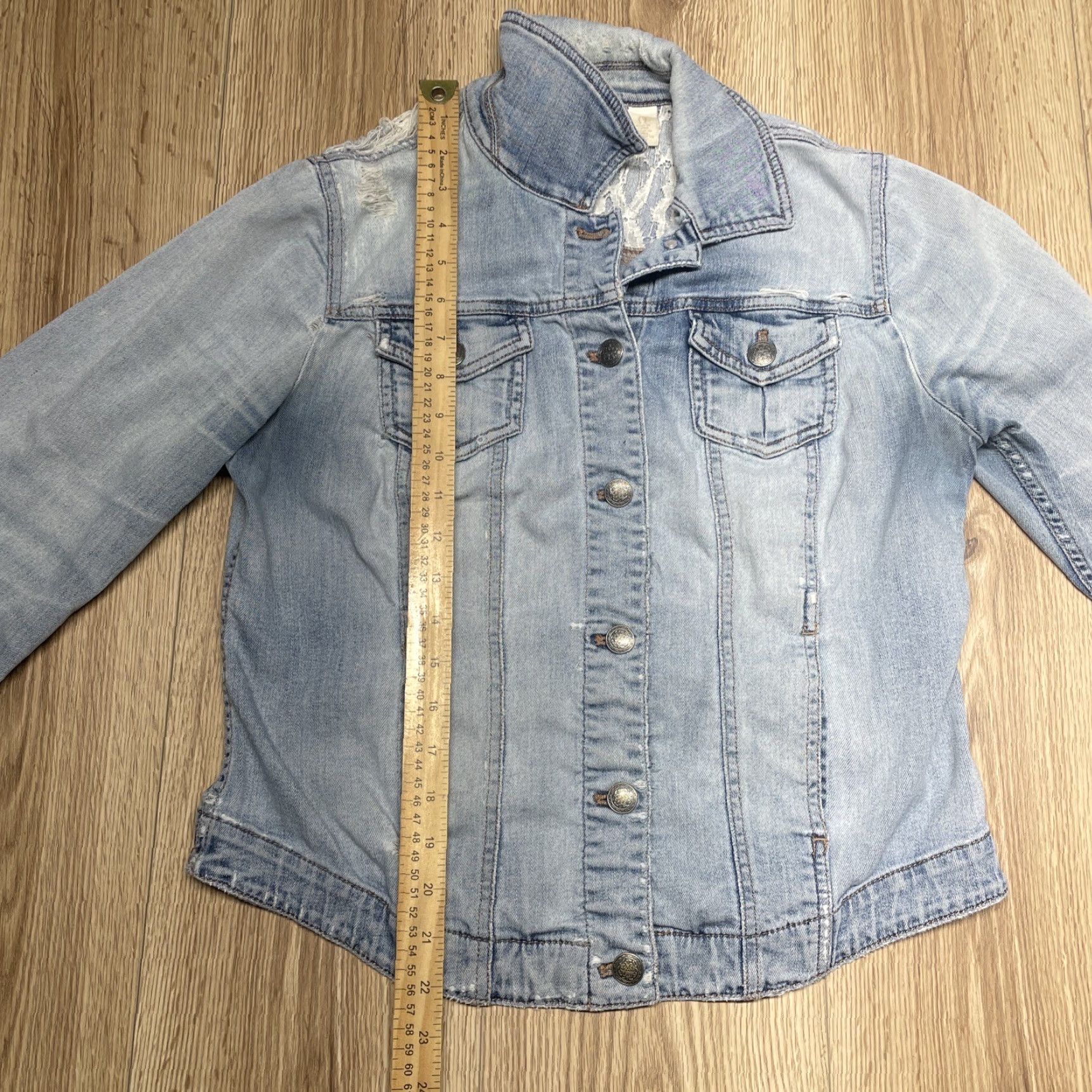 Vintage VINTAGE Chico's Women's Denim Jean Jacket Size 0 Blue Destroyed Cotton Blend Outer Shell Size 25" / US 0 / IT 36 - 4 Thumbnail