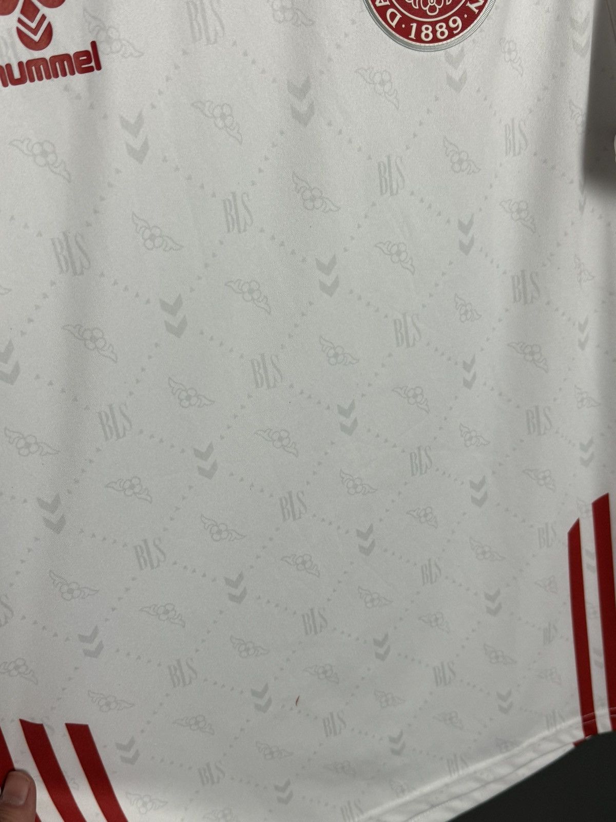 Hummel Denmark National Team 22/23 Away Football Soccer Jersey Size US M / EU 48-50 / 2 - 4 Thumbnail