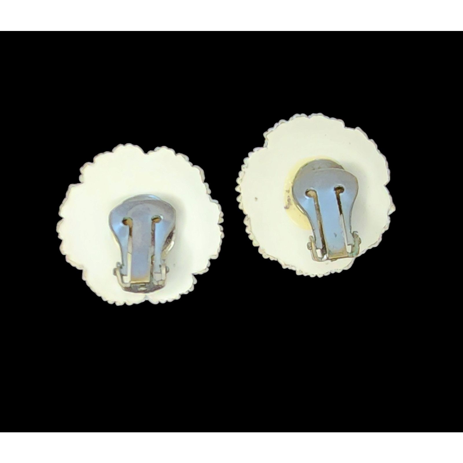 The Unbranded Brand Vintage floral white carnations clip-on earrings Size ONE SIZE - 4 Thumbnail