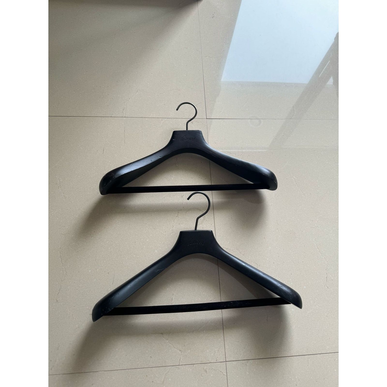 Brioni o1rshd1 Size: OS / Set of Brioni Hangers in Black Size ONE SIZE - 2 Thumbnail