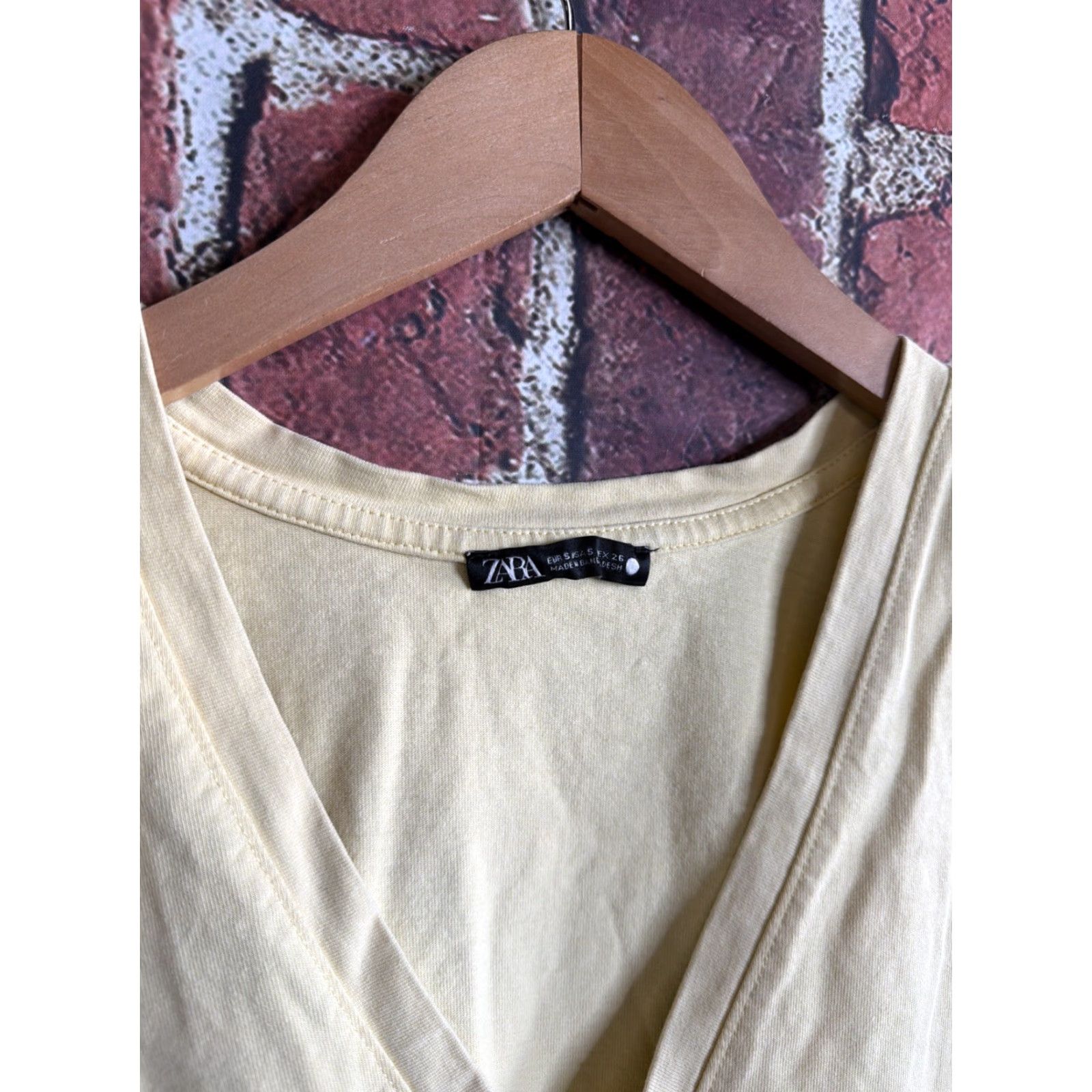 Zara Zara Women's Yellow Short Sleeve Boxy V-Neck T-Shirt Tee Top Size Small Size S / US 4 / IT 40 - 2 Thumbnail