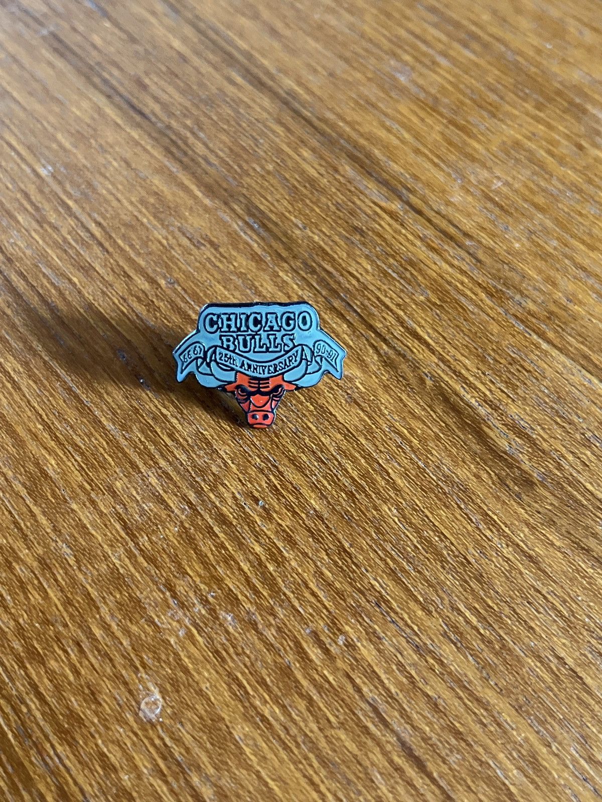 NBA × Vintage Chicago Bulls 25th anniversary vintage pin Size ONE SIZE - 1 Thumbnail