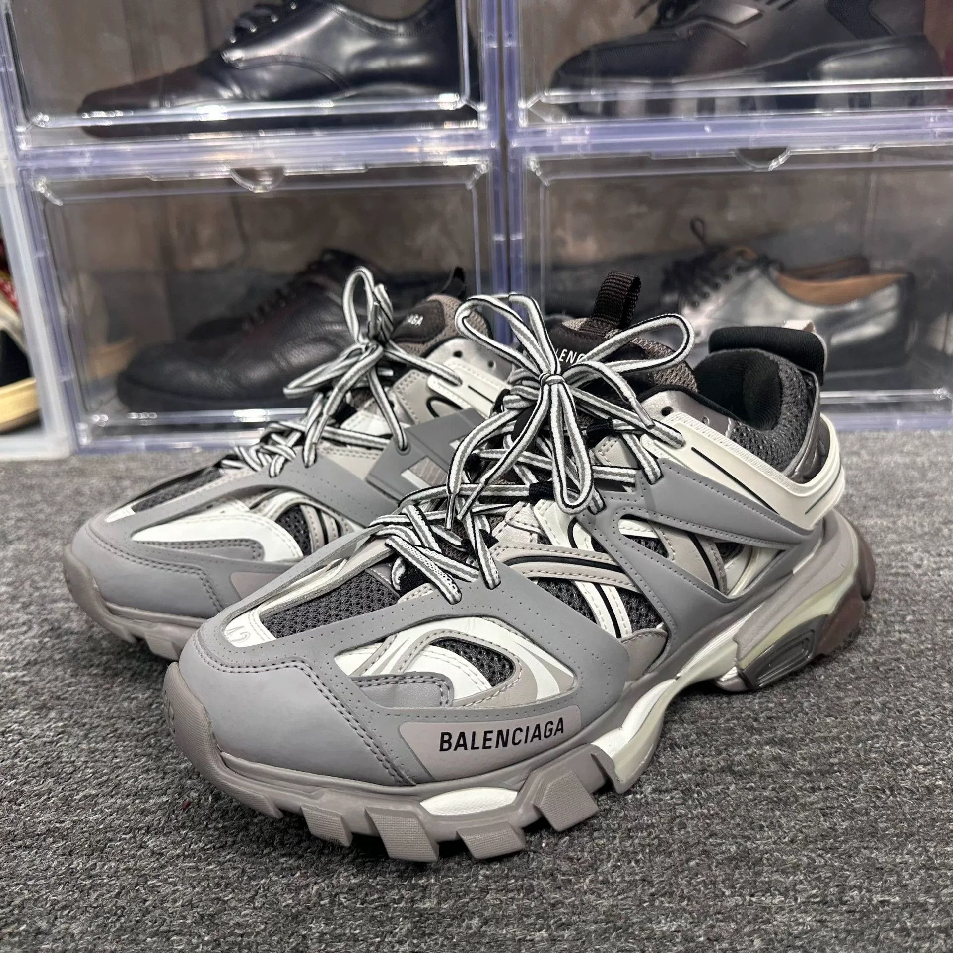 Balenciaga Balenciaga White Lowtop Sneakers 9 Men Size US 9 / EU 42 - 1 Thumbnail