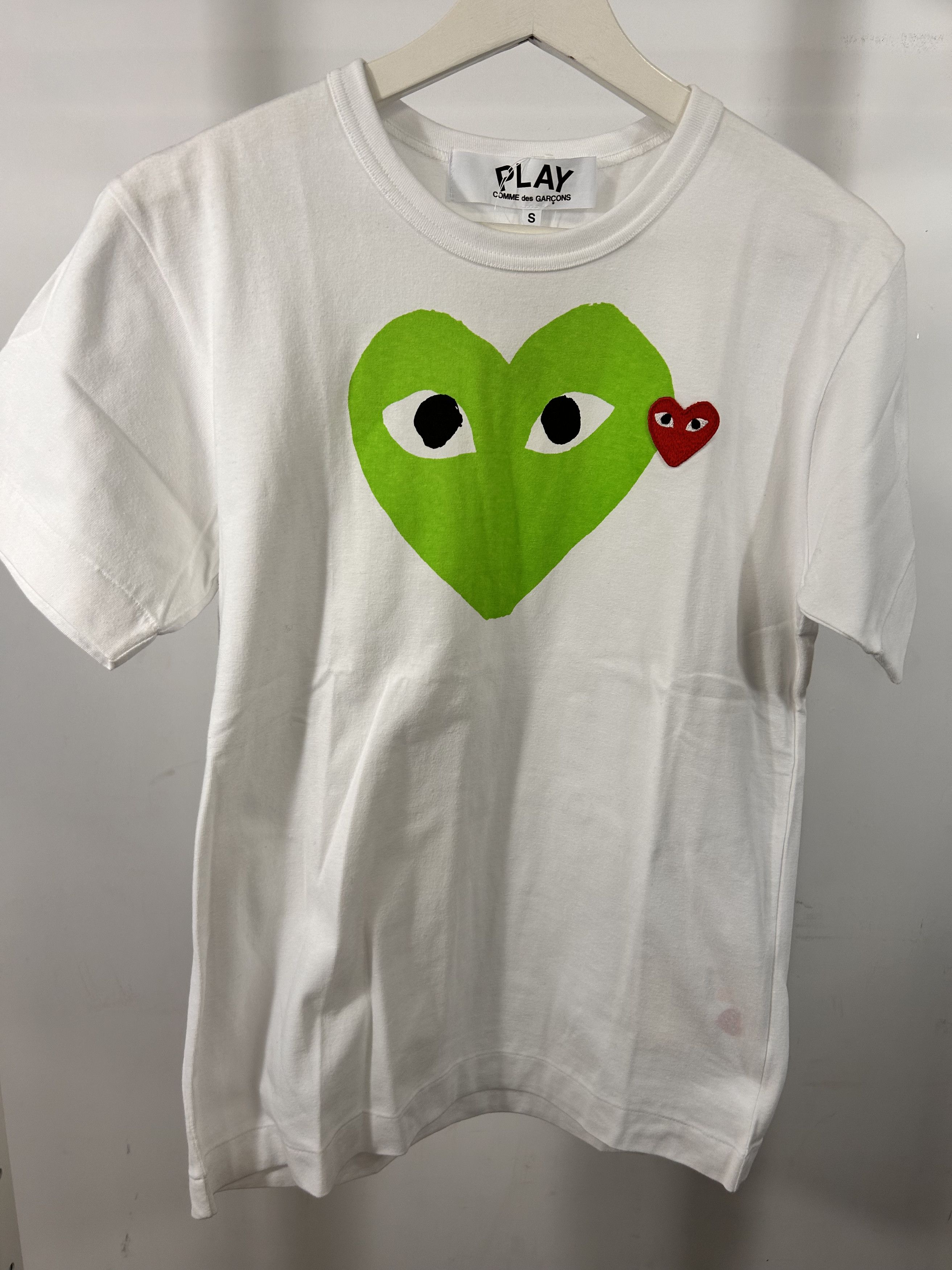 COMME DES GARÇONS PLAY GREEN HEART RED EMBLEM T-SHIRT WHITE