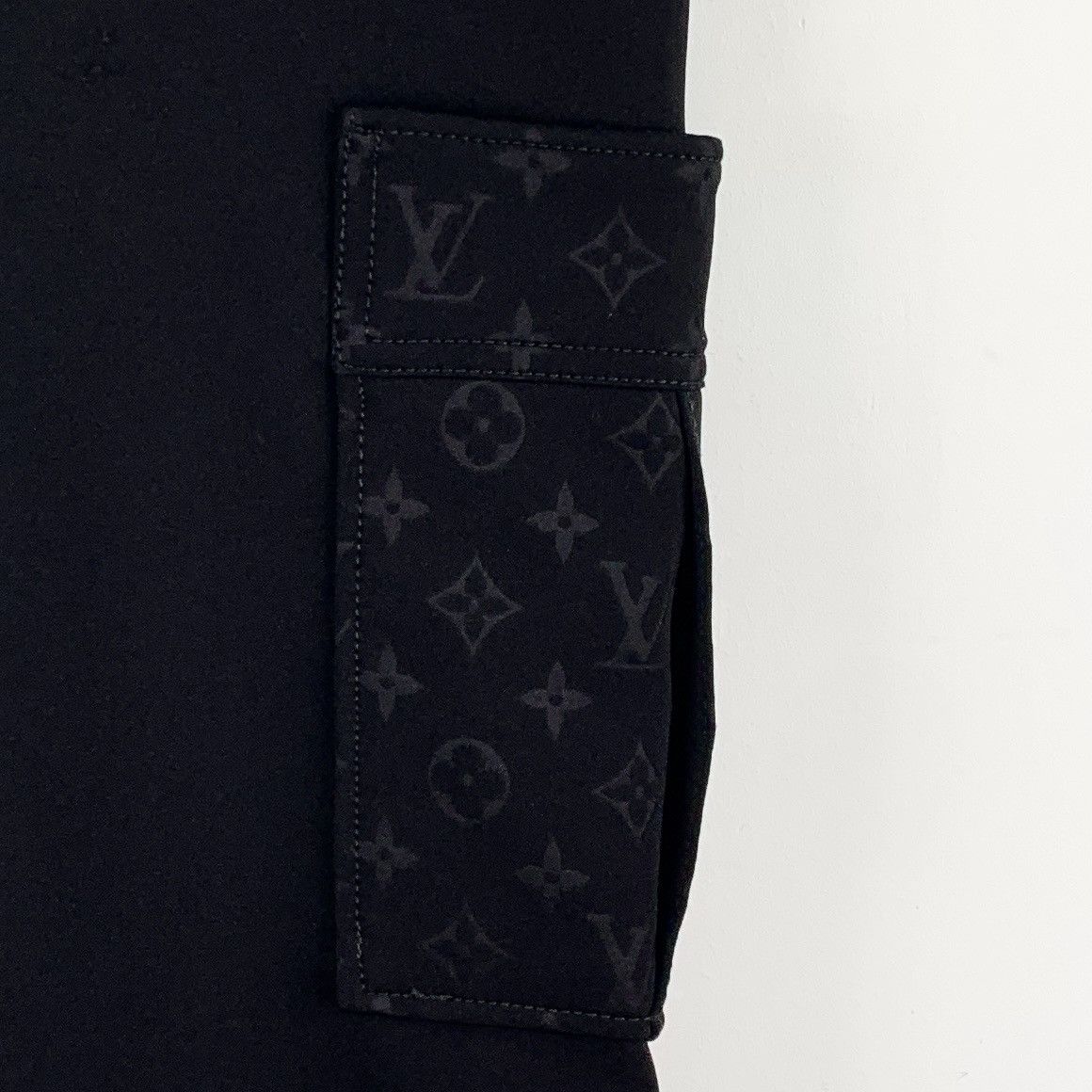 Louis Vuitton Louis Vuitton Black Pocket Logo Monogram Casual Pants K26WX Size 26" / US 2 / IT 38 - 4 Thumbnail