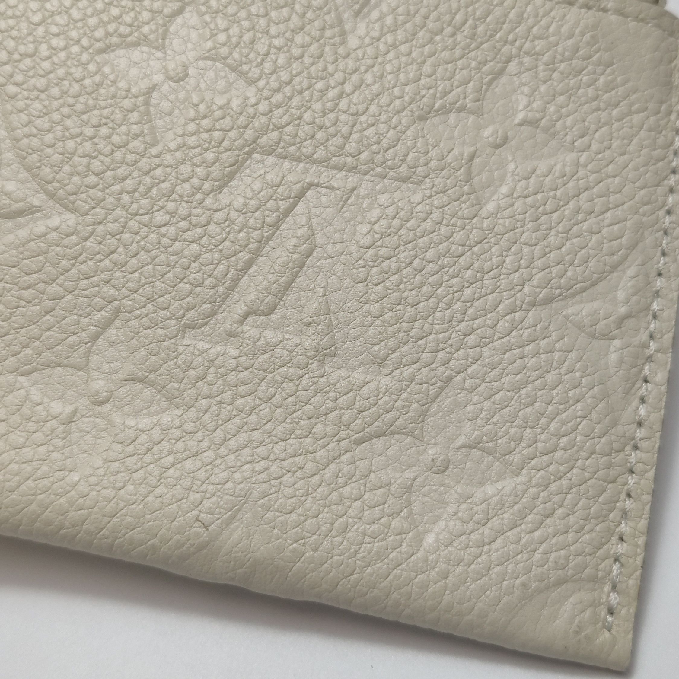 Louis Vuitton Louis Vuitton (LV) Cowhide solid color monogram embossed sn Size ONE SIZE - 7 Thumbnail