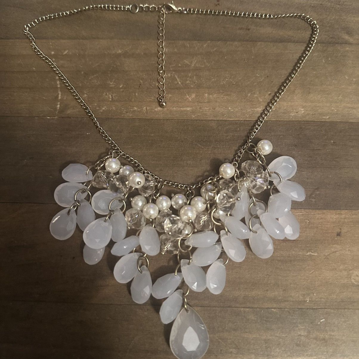 Other Gold tone white teardrop cluster bib necklace Size ONE SIZE - 2 Thumbnail