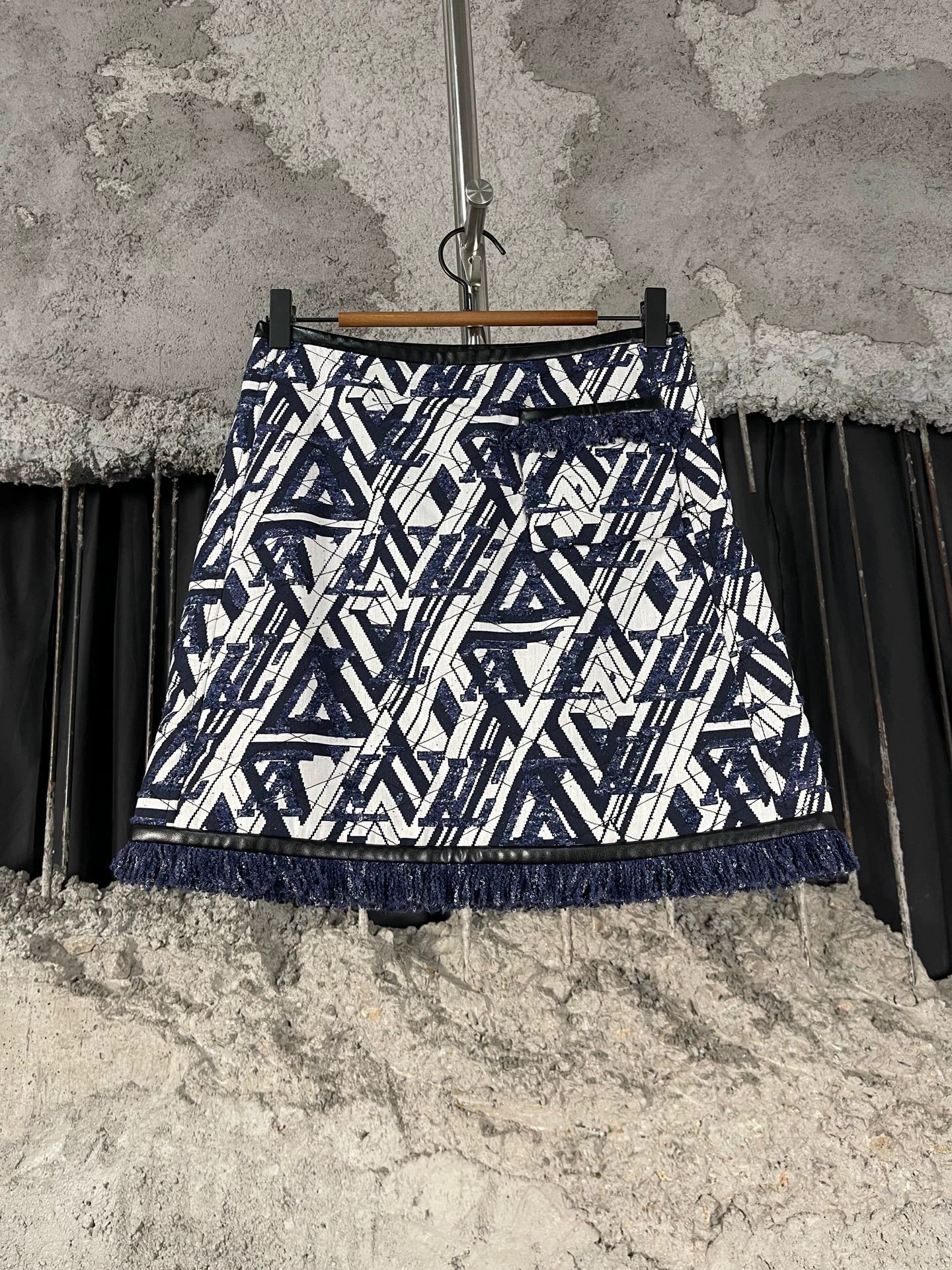 Louis Vuitton LOUIS VUITTON short skirt women's 34 new Size 25" / US 0 / IT 36 - 1 Thumbnail
