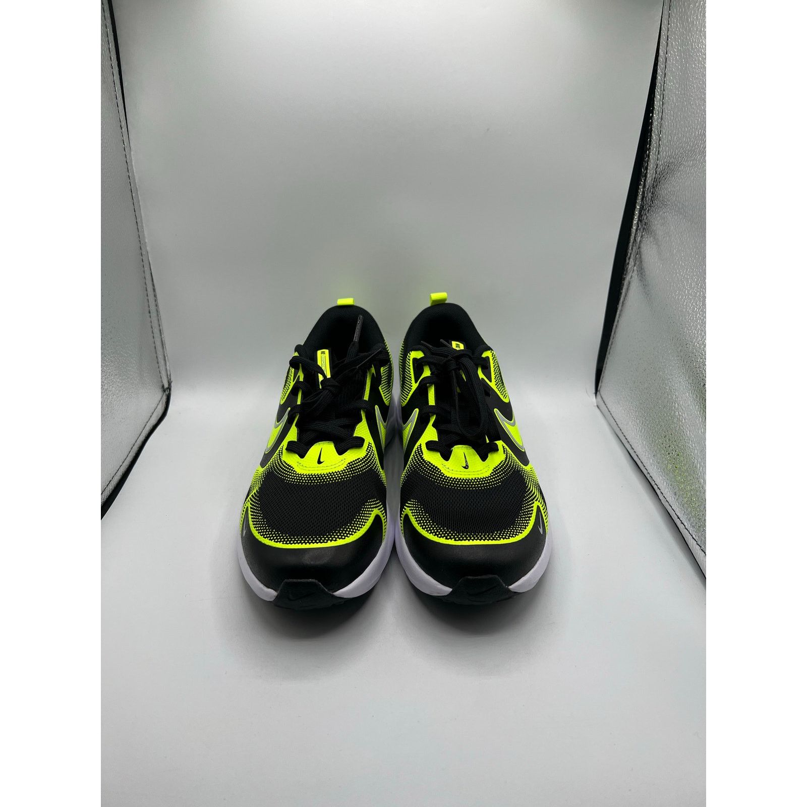 Nike Nike Cosmic Runner GS “Black Volt” size 6 Y Size US 6 / EU 39 - 2 Thumbnail