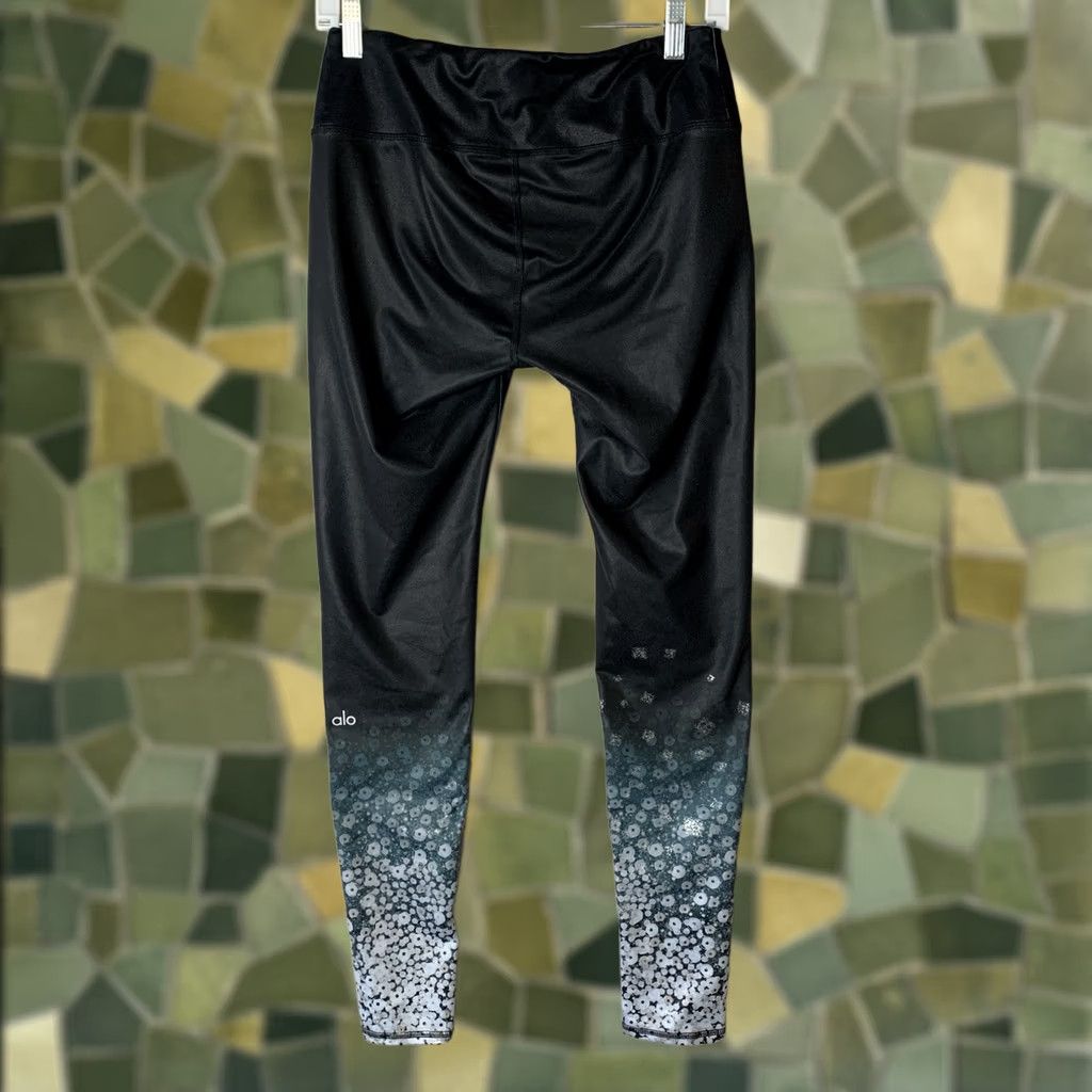 Alo Yoga VINTAGE Alo Yoga Airbrush Black Brilliance High Rise Athletic Leggings Floral Sz Medium Size 32" / US 10 / IT 46 - 1 Thumbnail