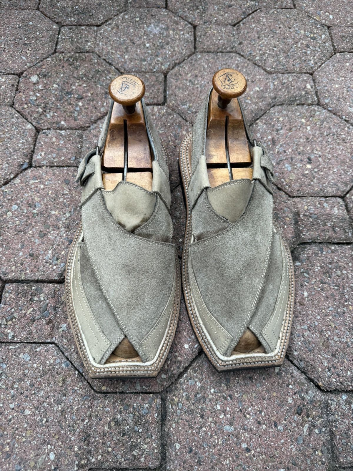 Vintage Sandals Men Peshawari Chappal Handmade Grey 1980s Size US 10 / EU 43 - 1 Thumbnail