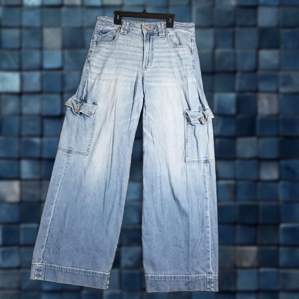 American Eagle Outfitters American Eagle Jeans Womens 8 Light Blue Wide Leg Cargo Denim Dreamy Drape Size 30" / US 8 / IT 44 - 1 Thumbnail