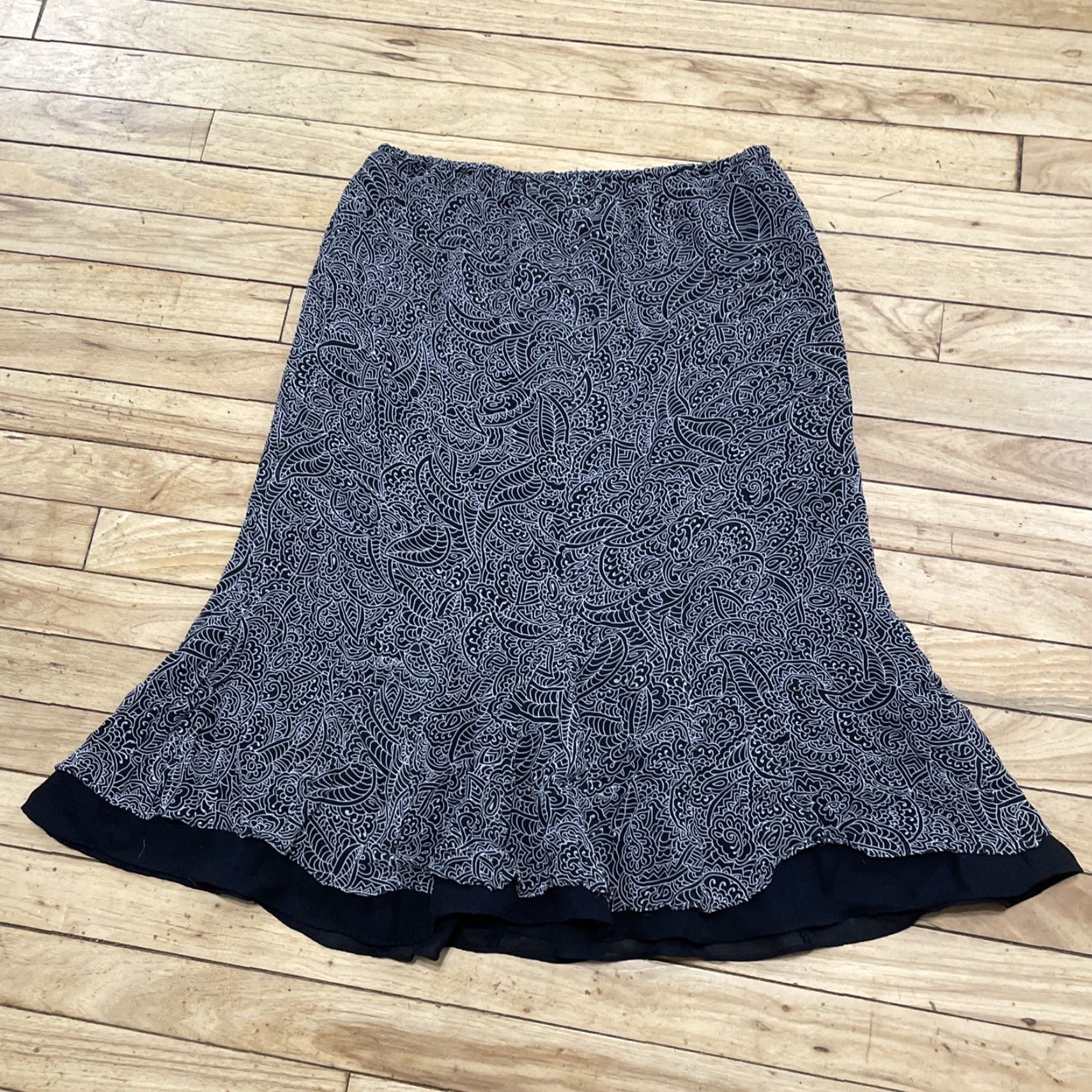 Vintage VINTAGE Allison Taylor Women’s Silk Skirt Pull On Black Light Gray Floral Long 90s Bohemian Silk Lined Asymmetric Casual Womens Size 36" / US 14 / IT 50 - 3 Thumbnail