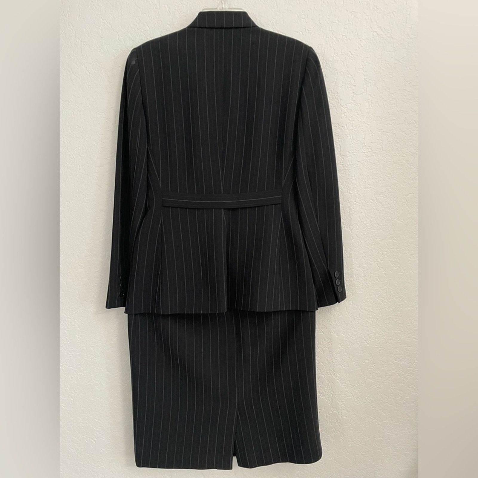 Ann Taylor Ann Taylor Black Skirt/Jacket Suit Set - Jacket 2P Skirt 6P Size XS / US 0-2 / IT 36-38 - 4 Thumbnail