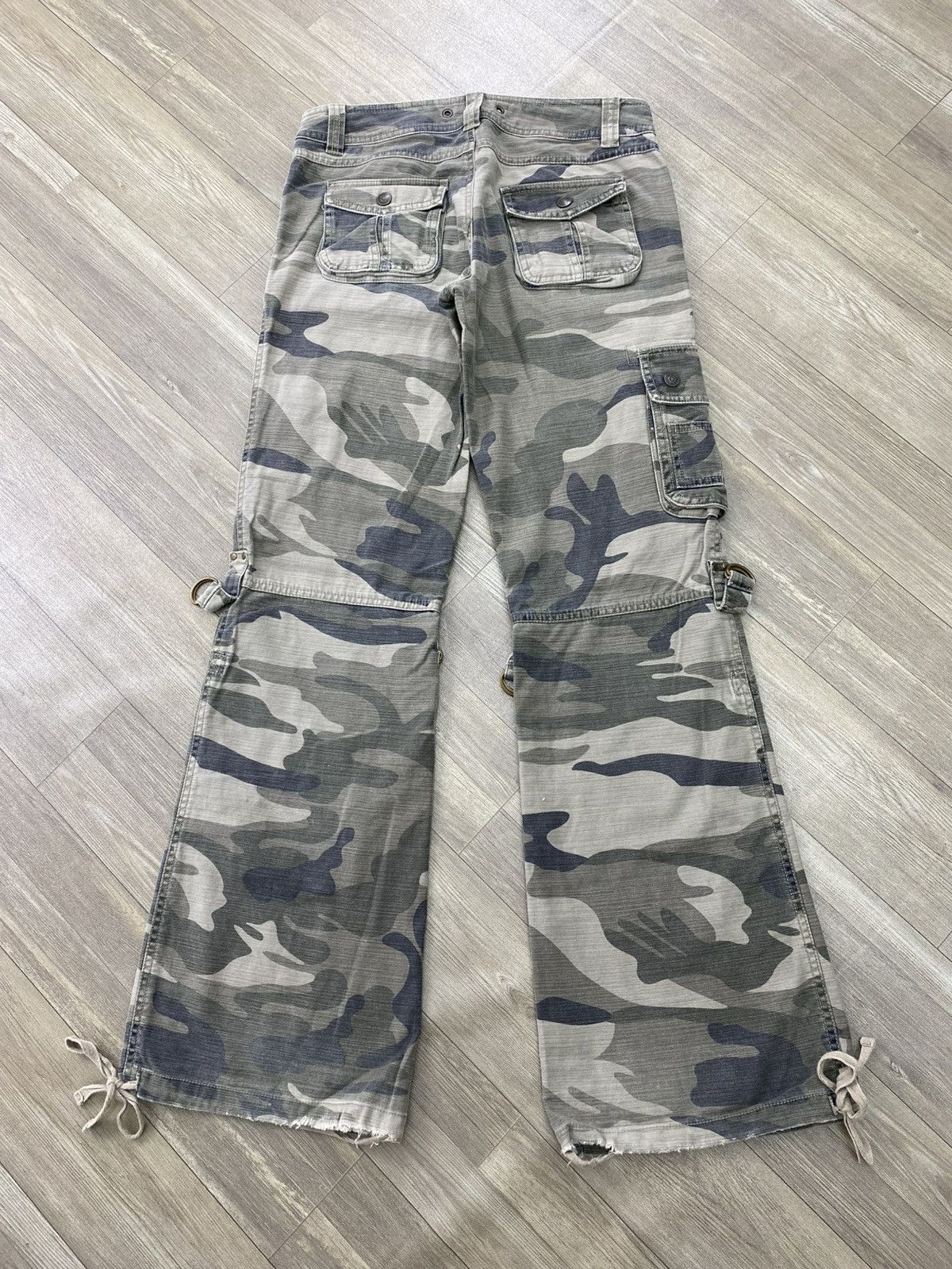 If Six Was Nine 2000s Rote Rose 3D Bondage Multipocket Camo Flared Pants Y2K Size US 28 / EU 44 - 17 Thumbnail
