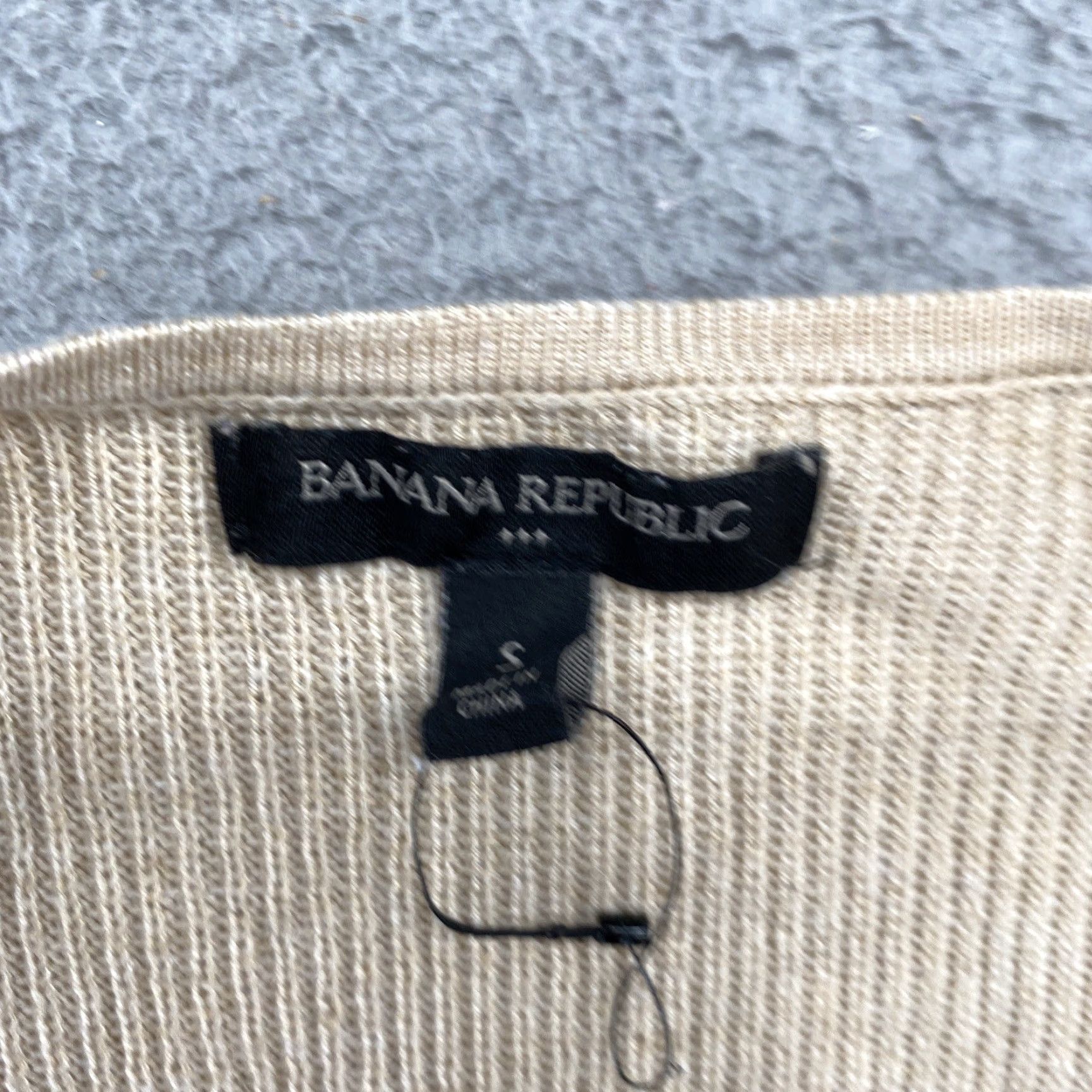 Banana Republic VINTAGE Banana Republic Women’s Lightweight Beige V Neck Sweater in Size Small Size S / US 4 / IT 40 - 2 Thumbnail