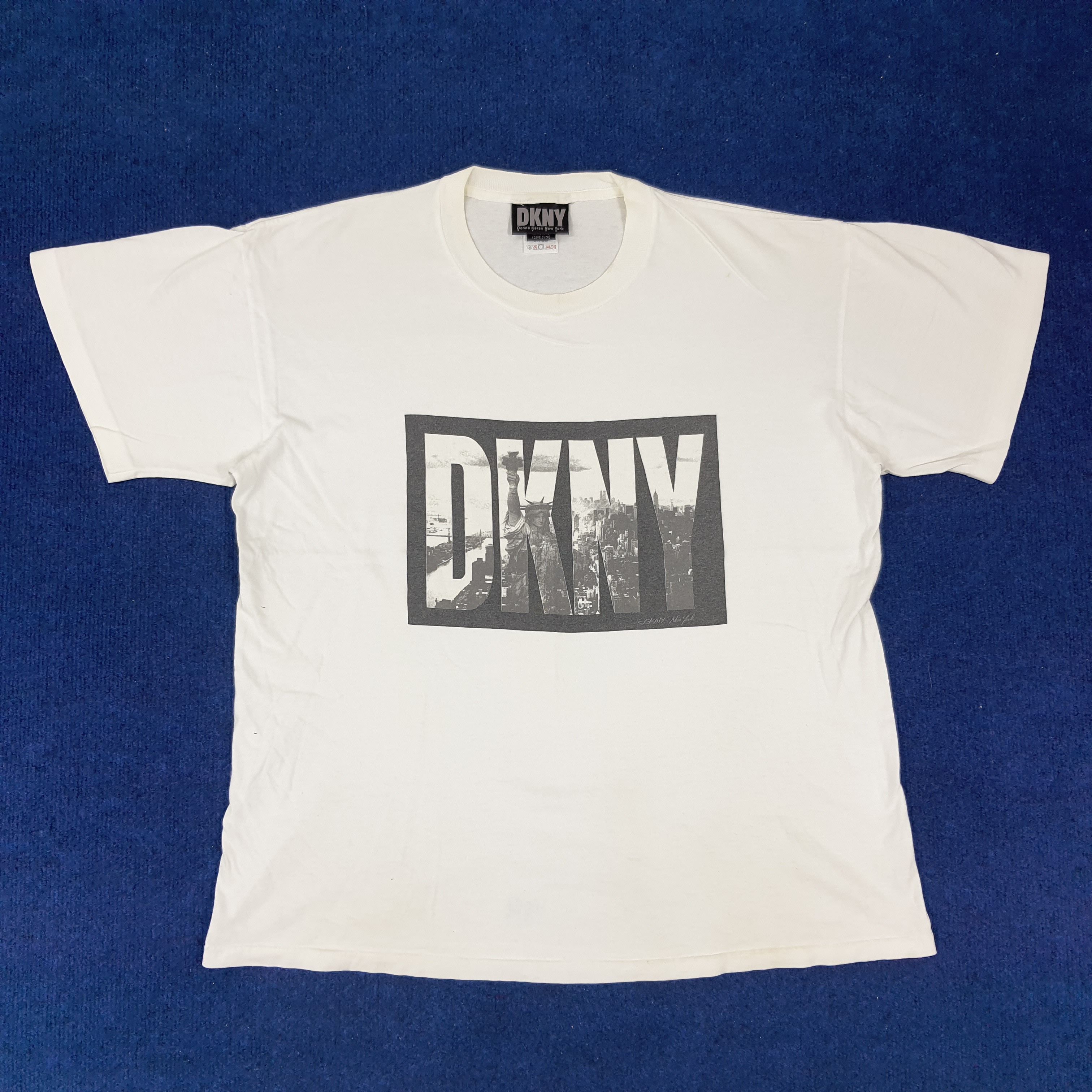 DKNY × Vintage Vintage DKNY Donna Karan New York Streetwear Boxy Tshirt Size US L / EU 52-54 / 3 - 1 Thumbnail