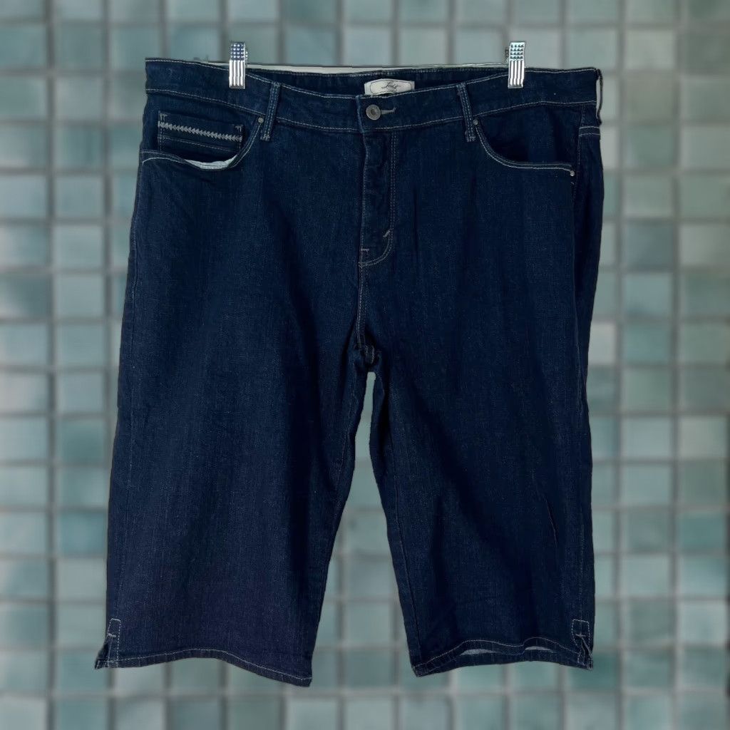 Levi's VINTAGE Levi's Women's Bermuda Shorts Casual Denim Size 24 Mid Rise 16 Inseam Blue 90s Logo Size 42" / US 20 - 1 Thumbnail