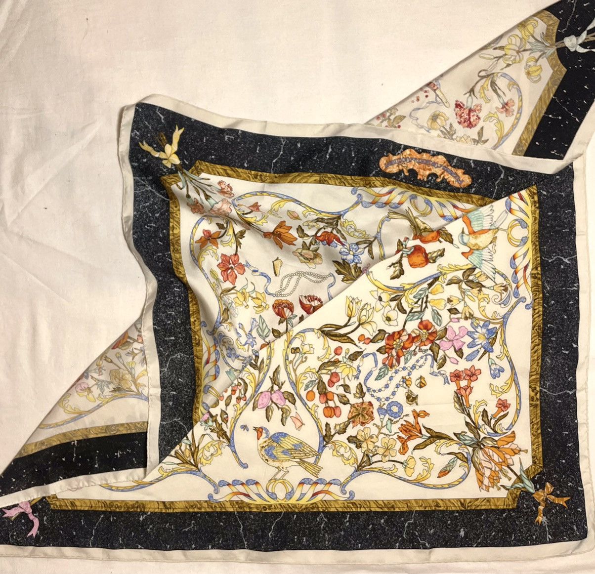 Hermes Hermes Pierres d’Orient et d’Occident white black silk scarf Size ONE SIZE - 7 Thumbnail