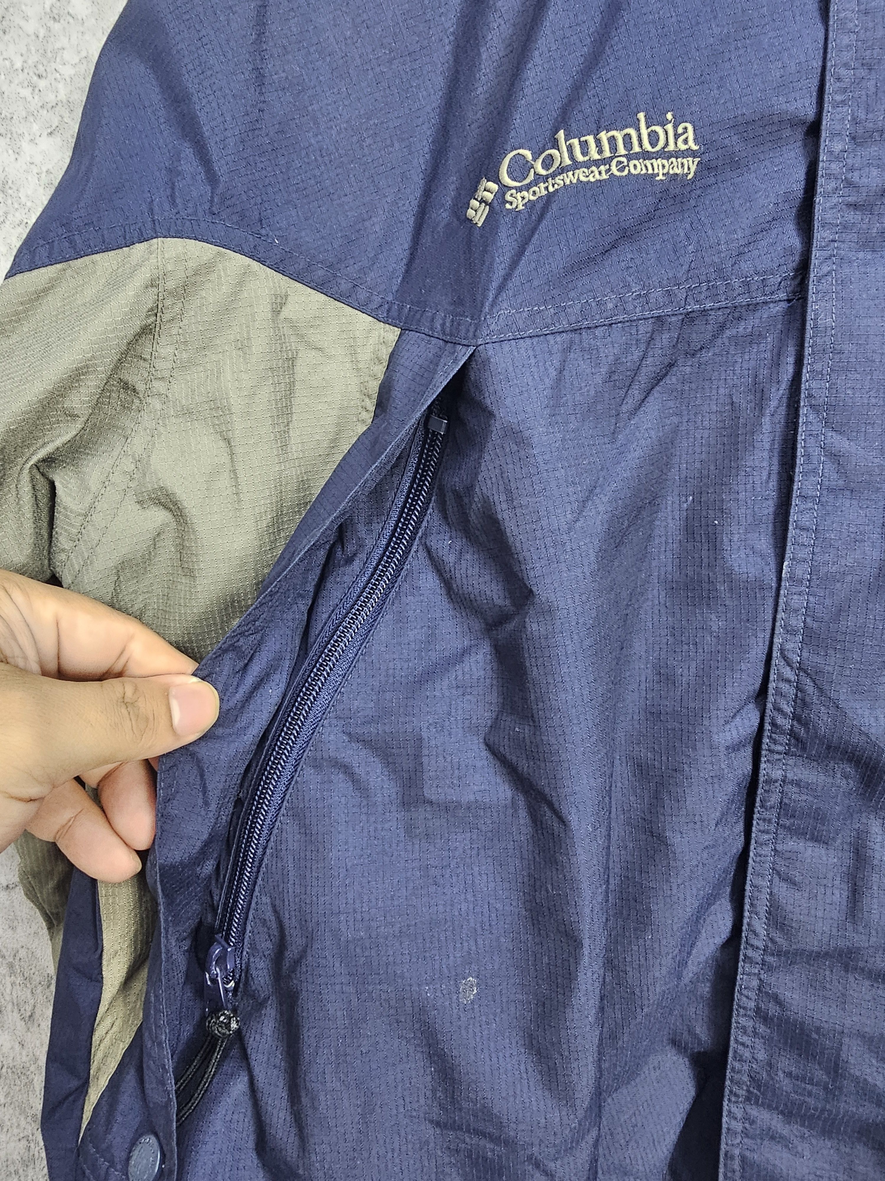 Columbia Vintage Columbia Sportwear Windbreaker Hiking Jacket J0008 Size US L / EU 52-54 / 3 - 7 Thumbnail