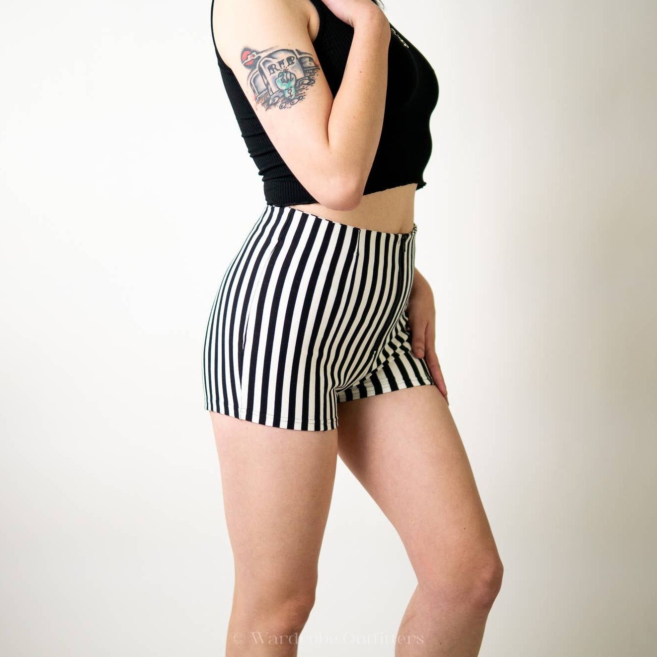Forever 21 F21 Black x White High Rise Shorts Size 29" - 1 Thumbnail