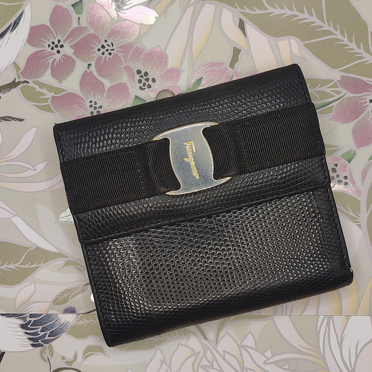 Salvatore Ferragamo Salvatore Ferragamo Vera Trifold Wallet w/Kisslock Size ONE SIZE - 1 Thumbnail