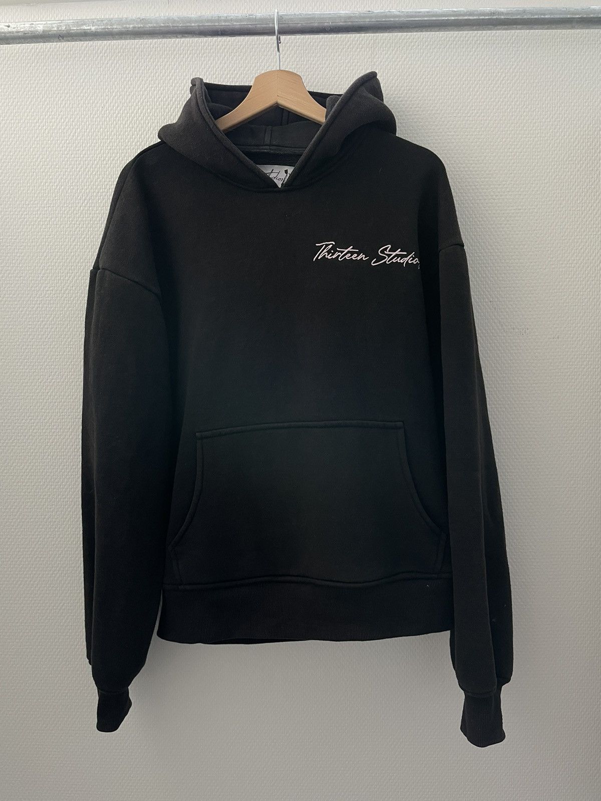 Thirteen Studios Reversible Hoodie LEX着用