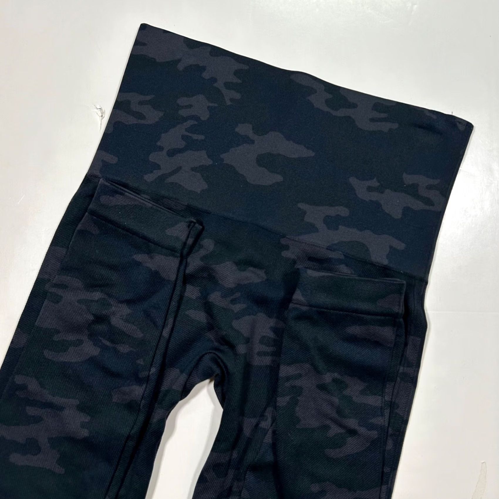 Spanx Spanx Camo Seamless Leggings High Waisted Tummy Control Athleisure Black Legging Size 28" / US 6 / IT 42 - 3 Thumbnail