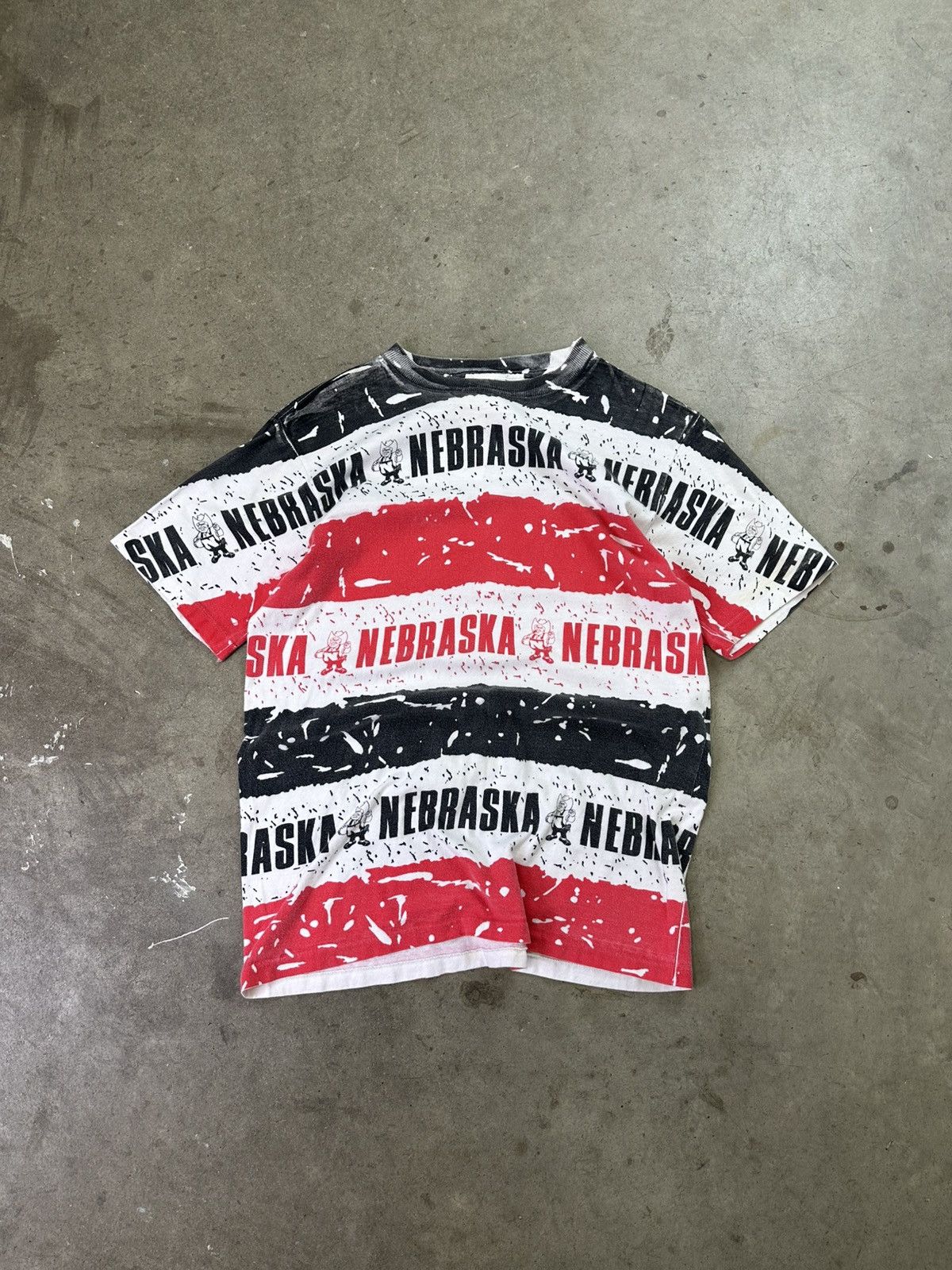 Vintage 90s Vintage Nebraska Cornhuskers All Over Print Tee Medium Size US M / EU 48-50 / 2 - 1 Thumbnail