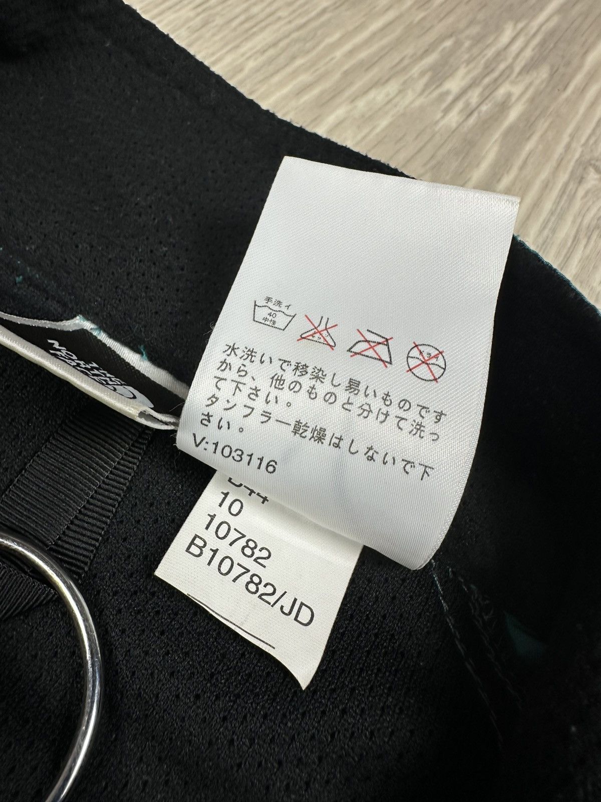 The North Face Vintage The North Face Light Jacket Windbreaker Size L Size US L / EU 52-54 / 3 - 10 Thumbnail