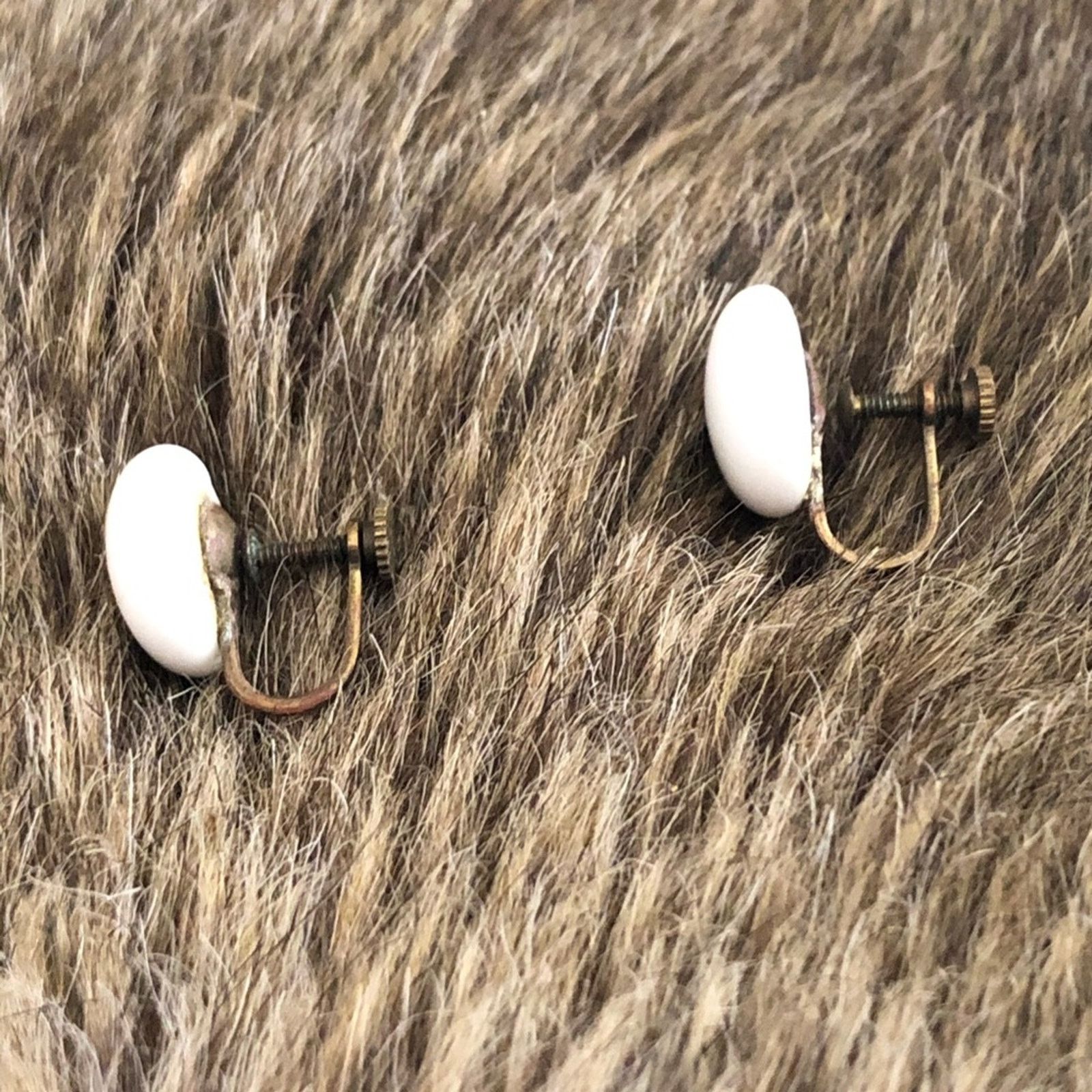Other Antique milk glass button screw back clip earrings Size ONE SIZE - 4 Thumbnail
