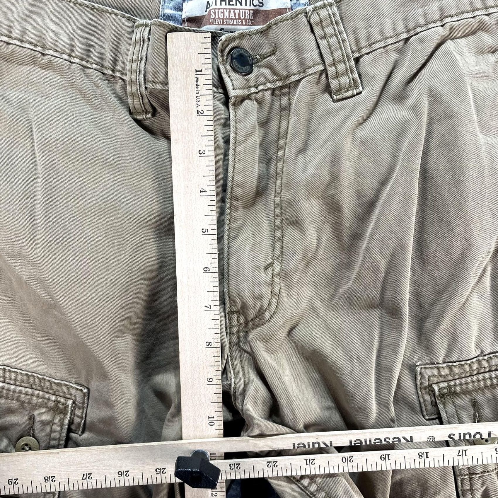 Levi's VINTAGE Levi's Signature Cargo Shorts Mens 29 Khaki Cotton Multi Pocket Cargo 29 Beige 100% Cotton Casual Mens Size US 29 - 7 Thumbnail