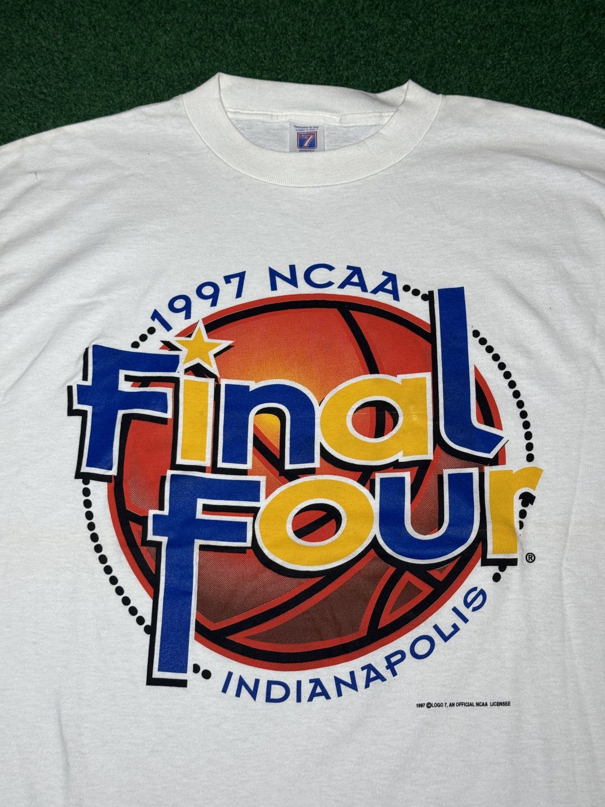 Vintage NCAA March Madness 90s College Basketball XL T Shirt Size US XL / EU 56 / 4 - 2 Thumbnail