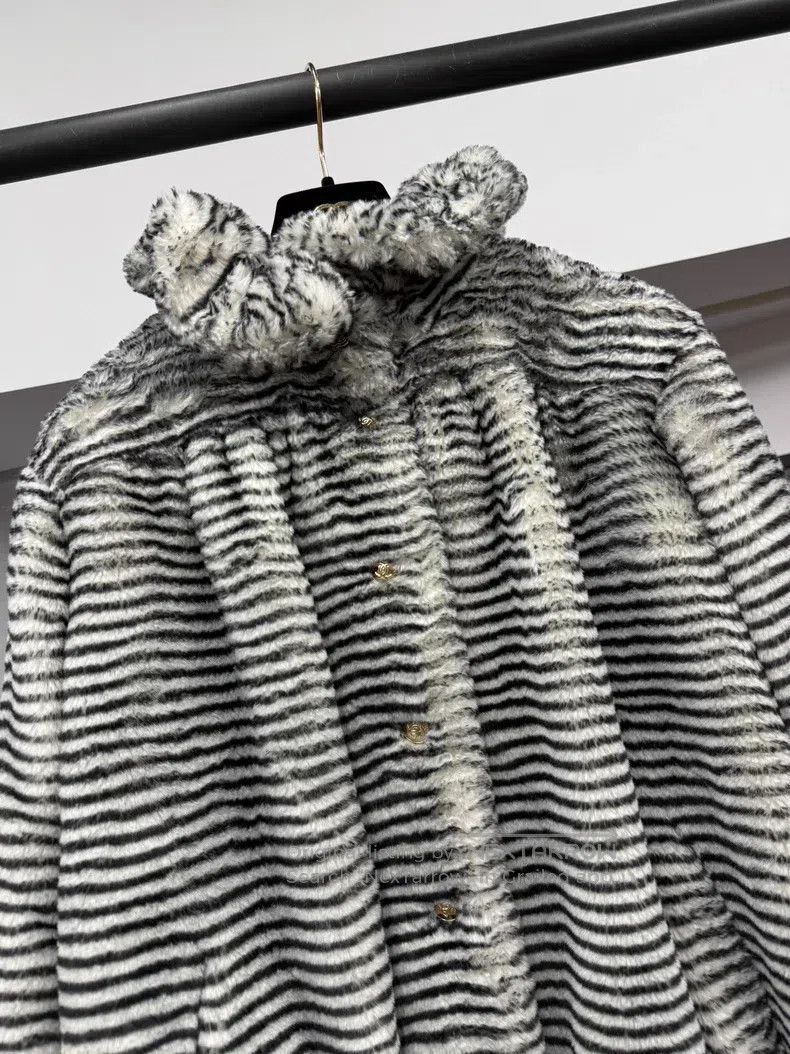 Chanel Chanel Equestrian series striped eco-friendly fur coat Size XS / US 0-2 / IT 36-38 - 2 Thumbnail