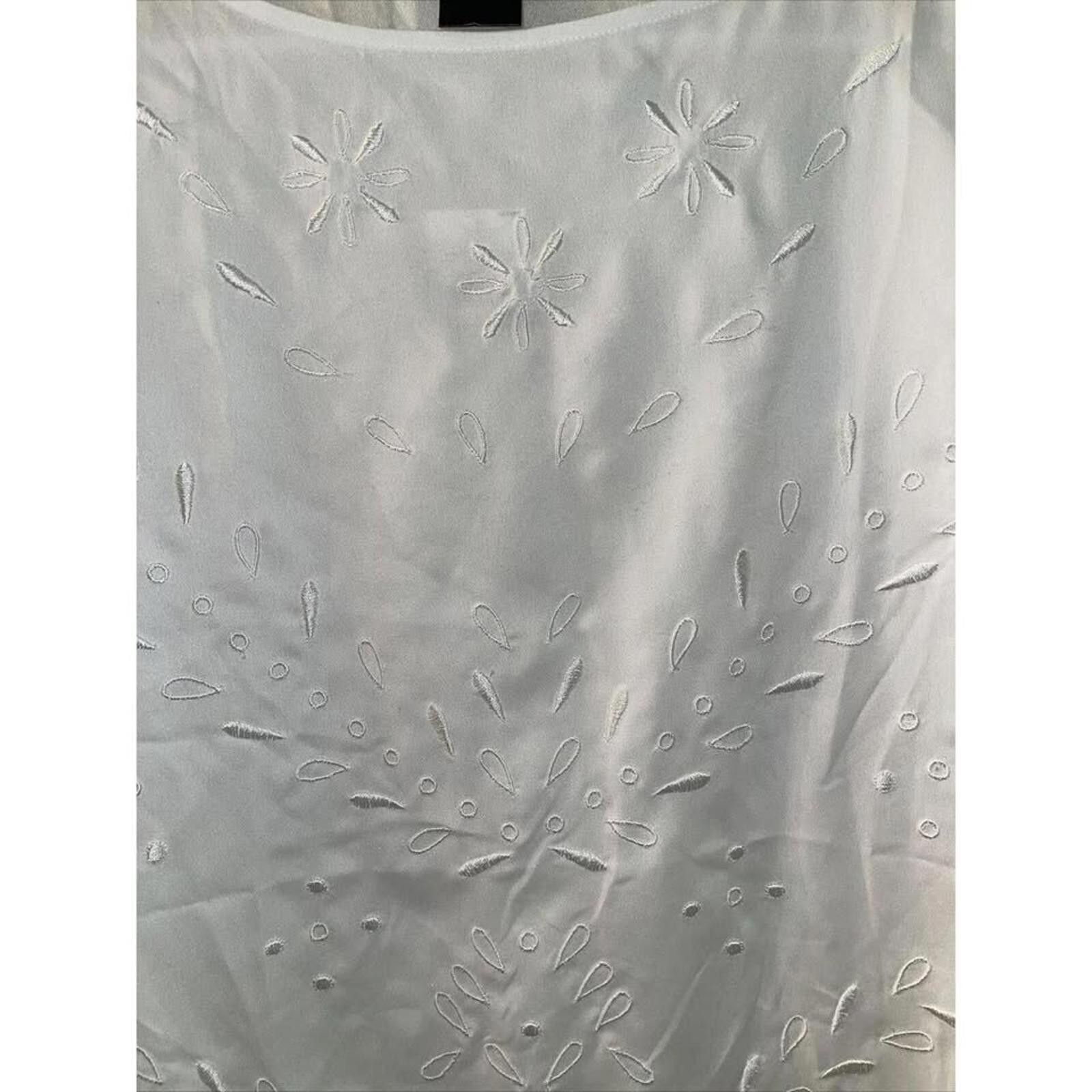 Ann Taylor Stylish Ann Taylor Factory Embroidered White Top Size S / US 4 / IT 40 - 2 Thumbnail