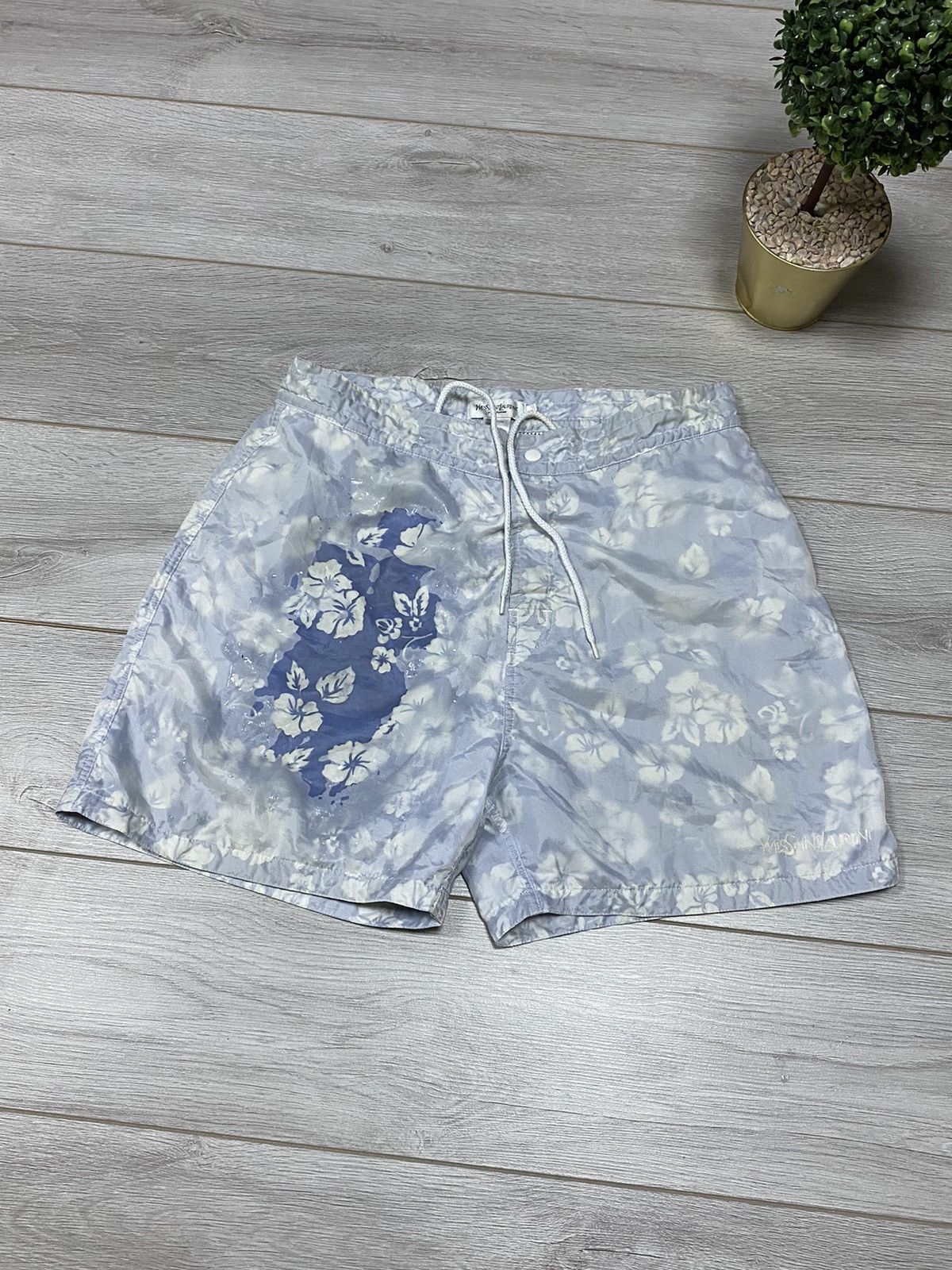 Yves Saint Laurent Yves Saint Laurent change color YSL RARE floral shorts Size US 36 / EU 52 - 1 Thumbnail