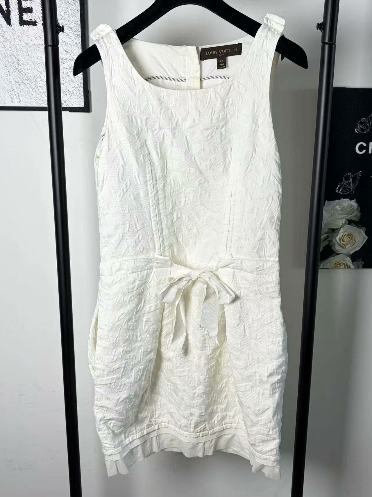 Louis Vuitton Louis Vuitton White T-Shirt M Women Size M / US 6-8 / IT 42-44 - 1 Thumbnail
