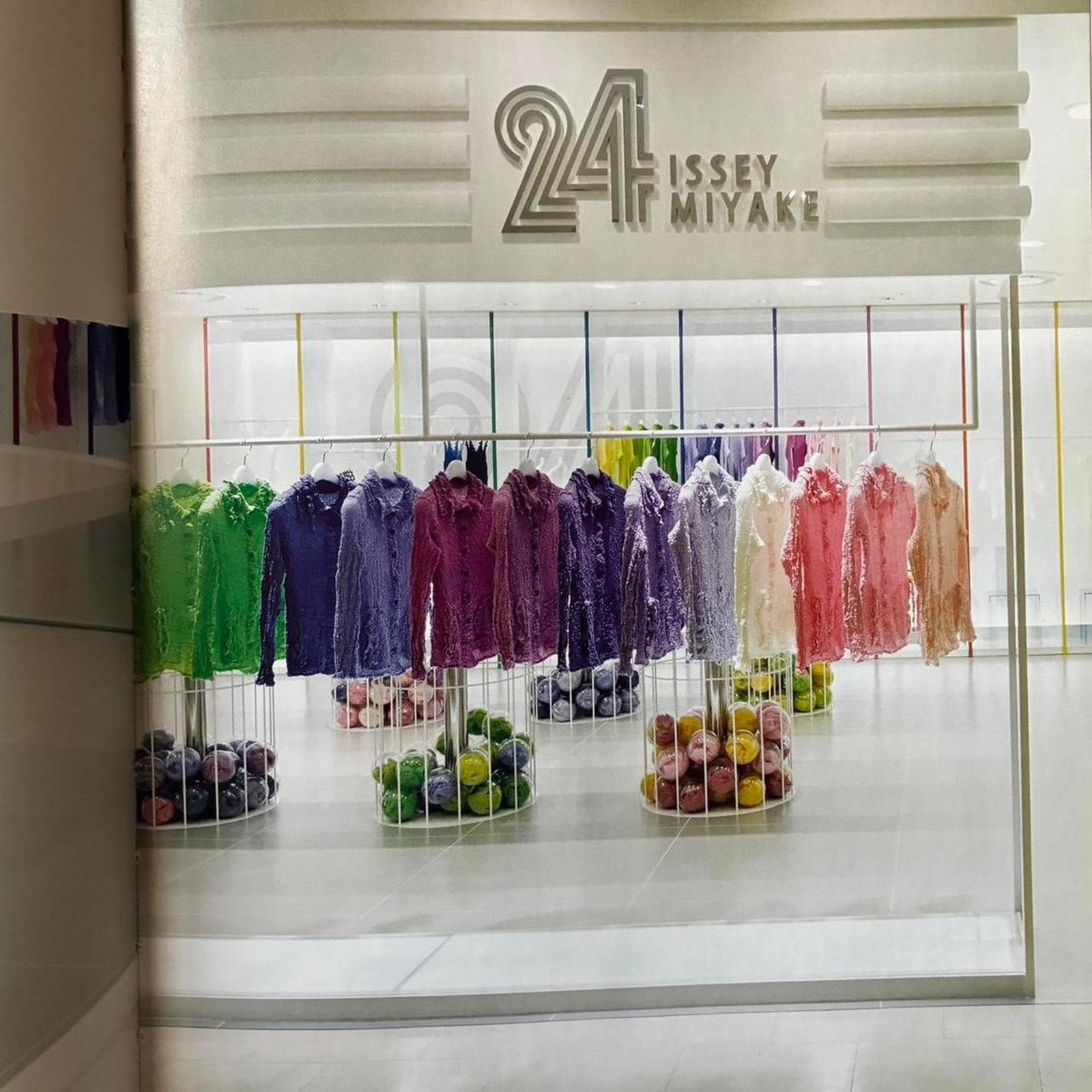 Issey Miyake × Maison Margiela × Vintage Fashion worlds contemporary retail spaces Michele Ginsberg Size ONE SIZE - 4 Thumbnail