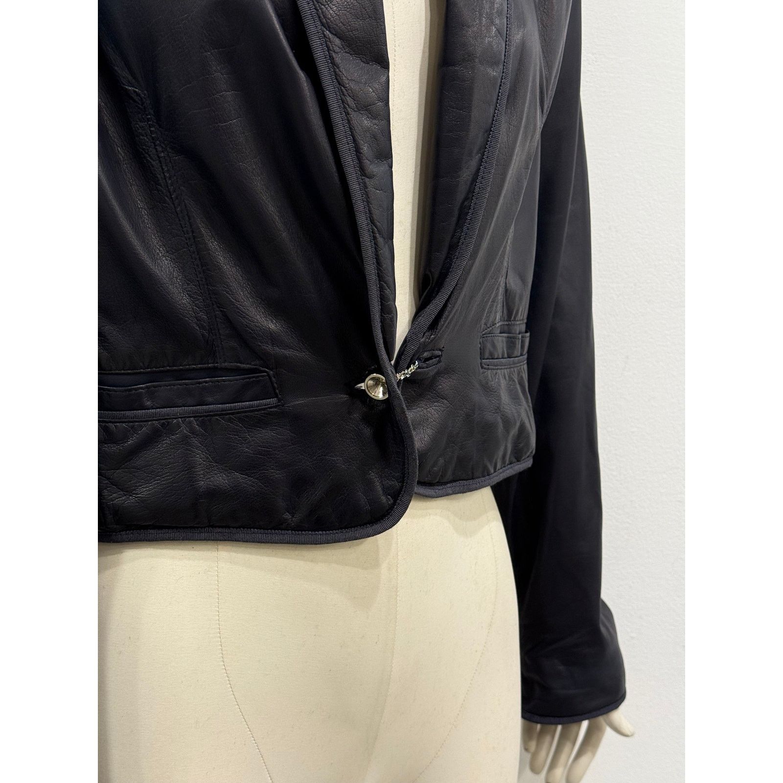 Versace 1980s Gianni Versace suspended shoulders leather jacket Size S / US 4 / IT 40 - 4 Thumbnail