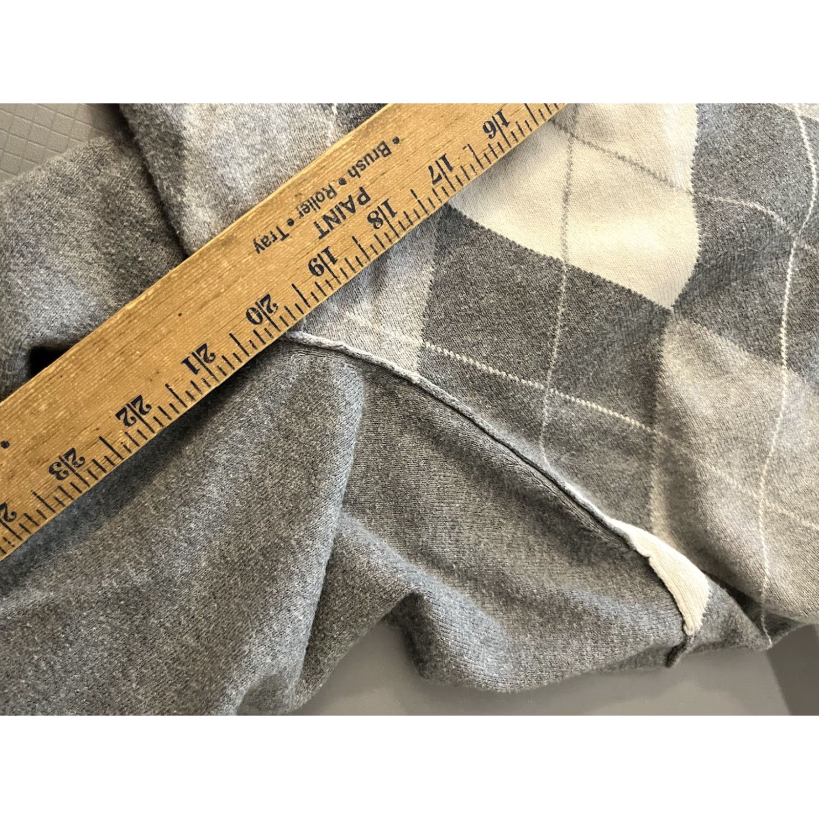 Express EXPRESS Men’s Argyle Sweater Size Large 100% Cotton Gray White Charcoal Pullover Knit Long Sleeve V-Neck Multicolor Casual Mens Sweater Size US L / EU 52-54 / 3 - 5 Thumbnail