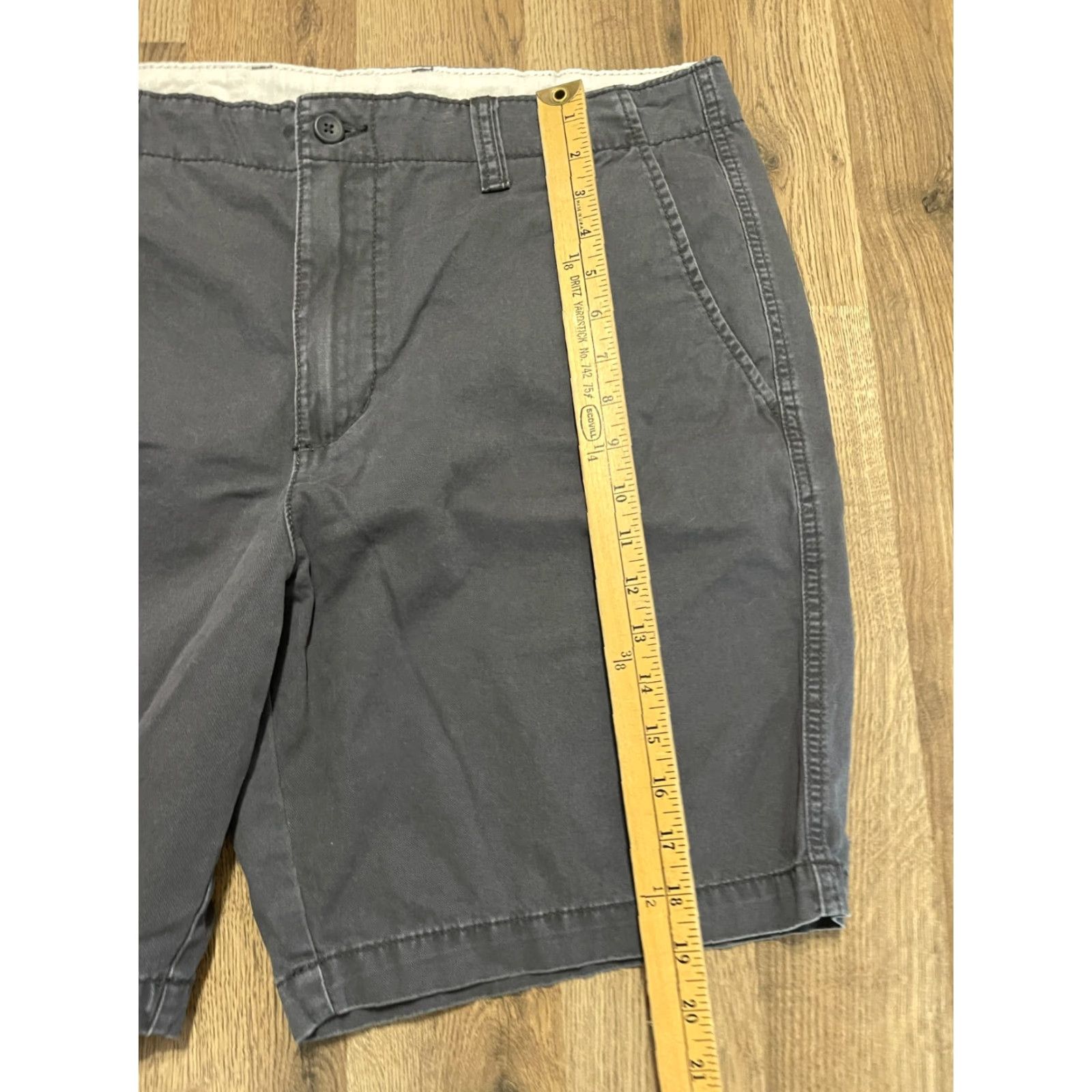 Old Navy Old Navy Shorts Men 38 Gray Casual Regular Chino Inseam 8.5in Vintage No Size US 32 / EU 48 - 7 Thumbnail