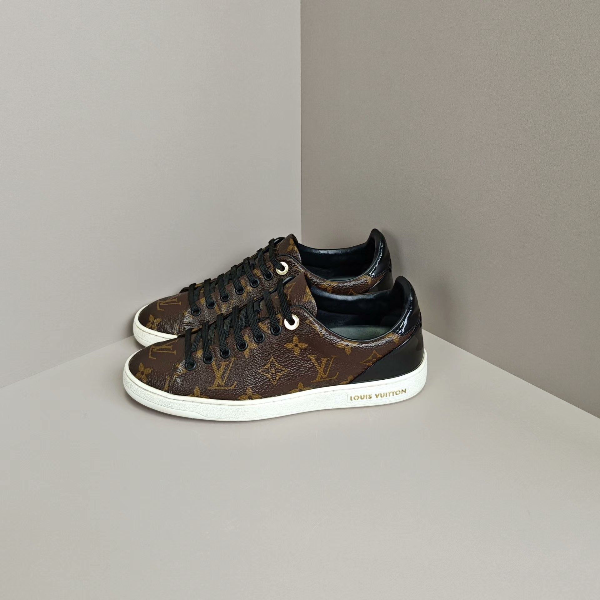 Louis Vuitton Louis Vuitton Lowtop Sneakers us_6 Women Size US 6 / IT 36 - 1 Thumbnail