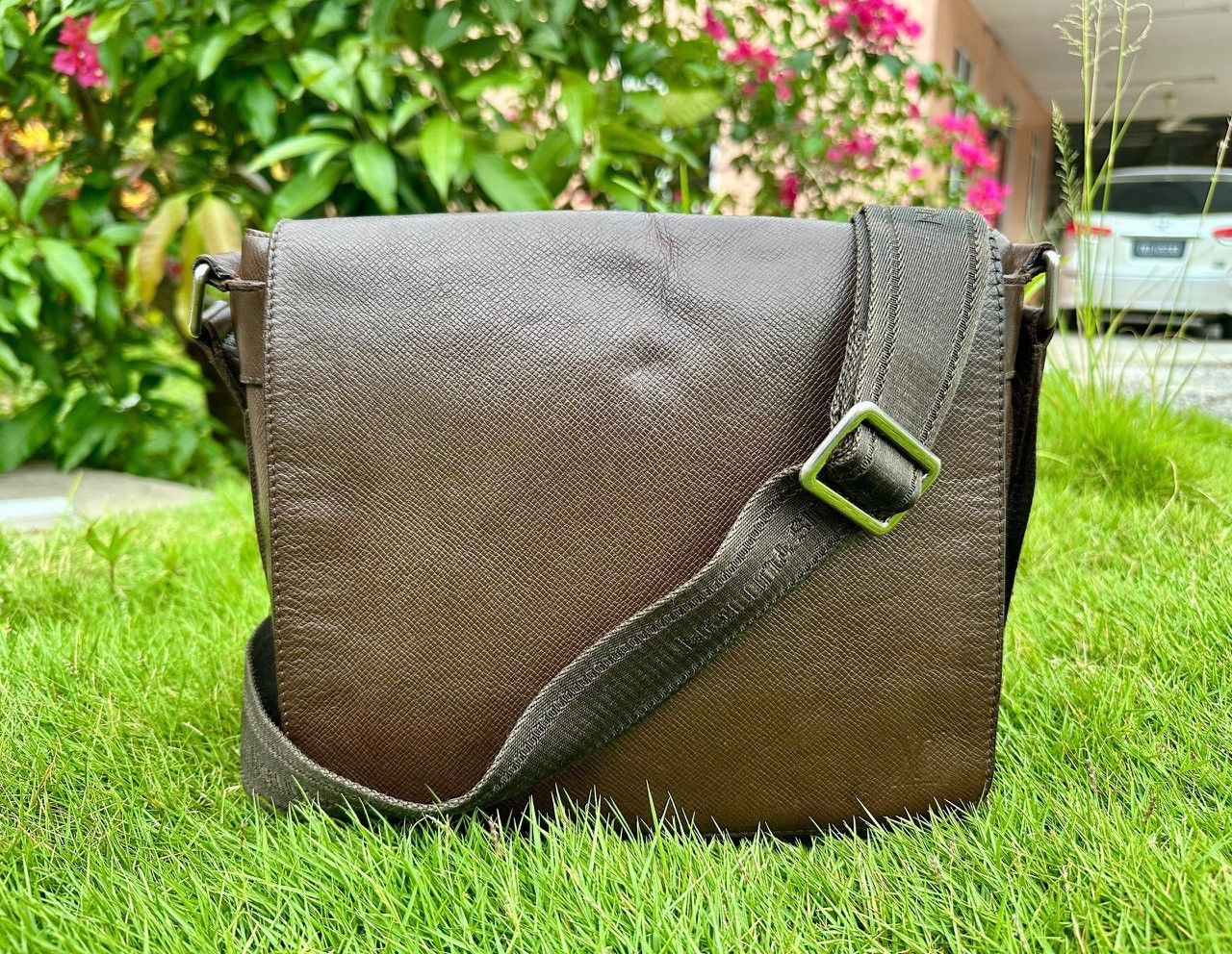 Louis Vuitton Authentic Louis Vuitton Grizzli Taiga Roman PM Messenger Size ONE SIZE - 7 Thumbnail