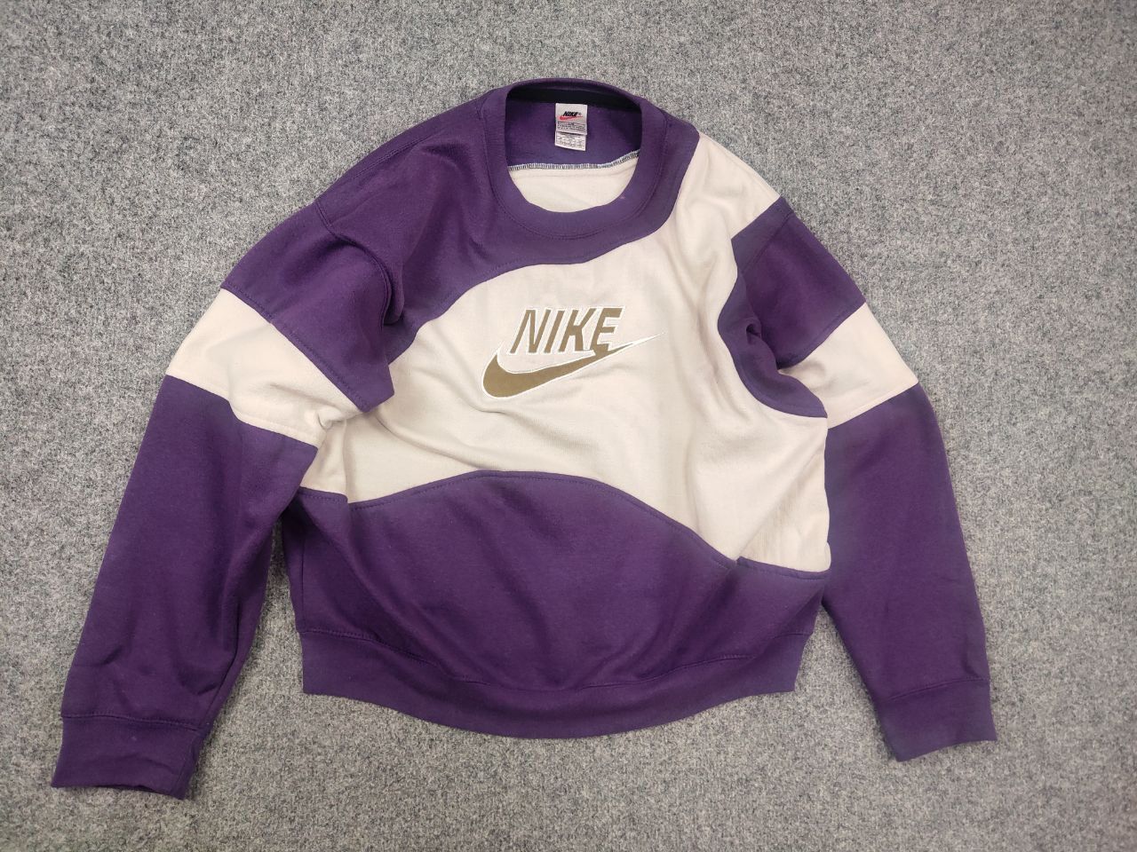 Nike Vintage 90's Nike Center Logo Embroidered Custom Sweatshirt Size US L / EU 52-54 / 3 - 8 Thumbnail