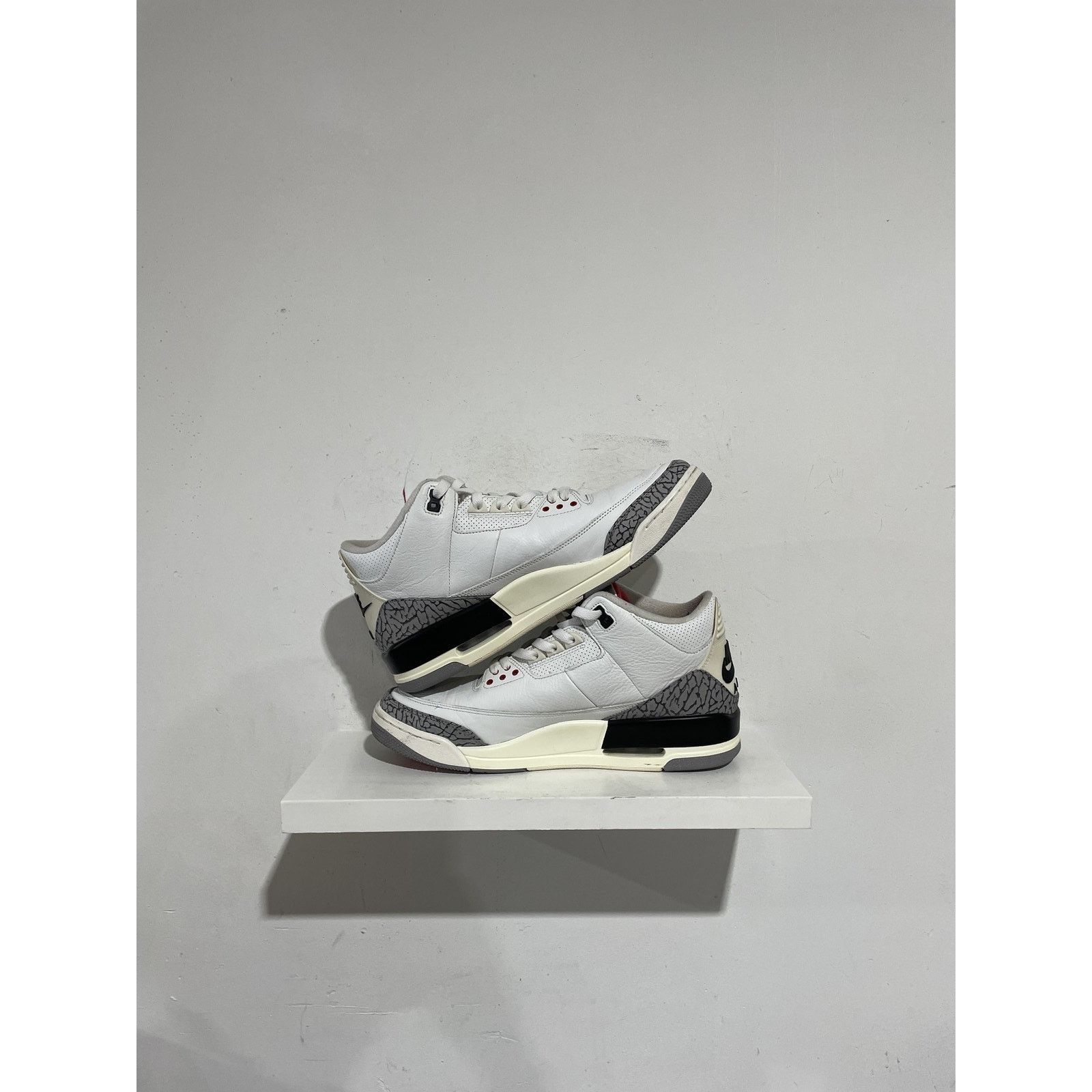 Nike NIKE JORDAN 3 WHITE CEMENT REIMAGINED SIZE 12 PREOWNED Size US 12 / EU 45 - 2 Thumbnail