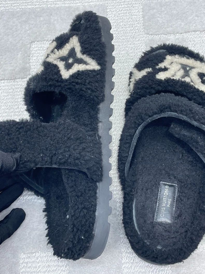 Louis Vuitton Louis Vuitton Black and white teddy furry slippers Size US 7.5 / IT 37.5 - 6 Thumbnail
