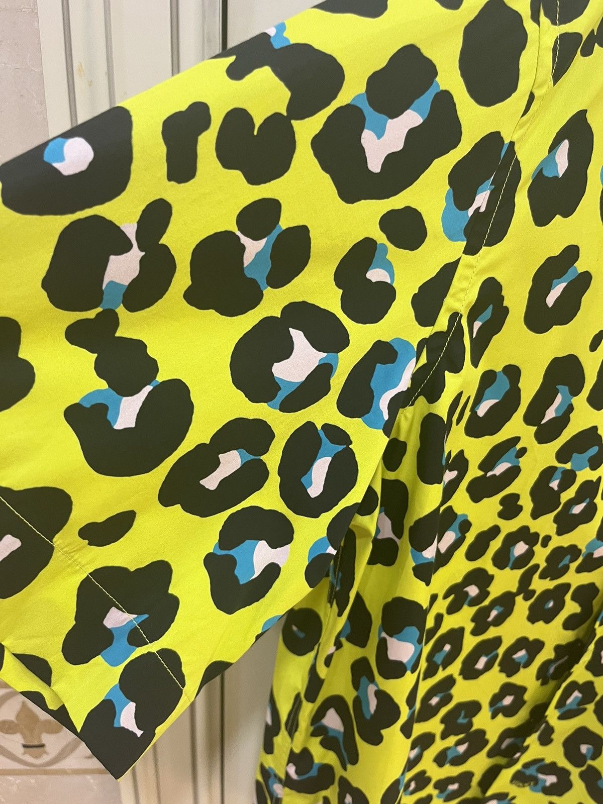 Versace Leopard print short.sleeve shirt size48 Size US M / EU 48-50 / 2 - 14 Thumbnail