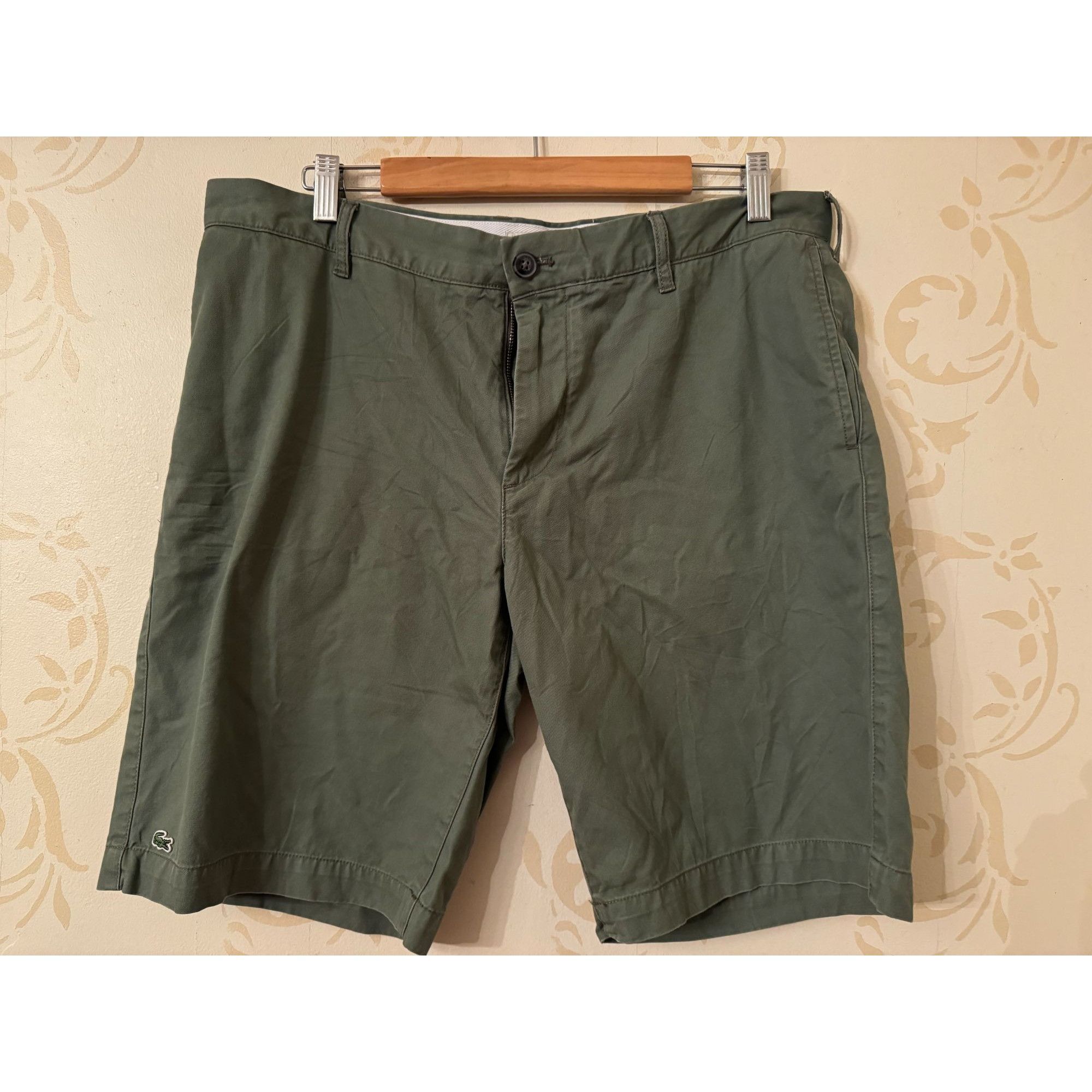 Lacoste Men's Size 34 Lacoste Regular Fit Olive Green Shorts Size US 34 / EU 50 - 1 Thumbnail